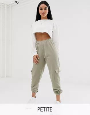 PrettyLittleThing Petite – Jogginghose mit Tasche in Stone | ASOS AT
