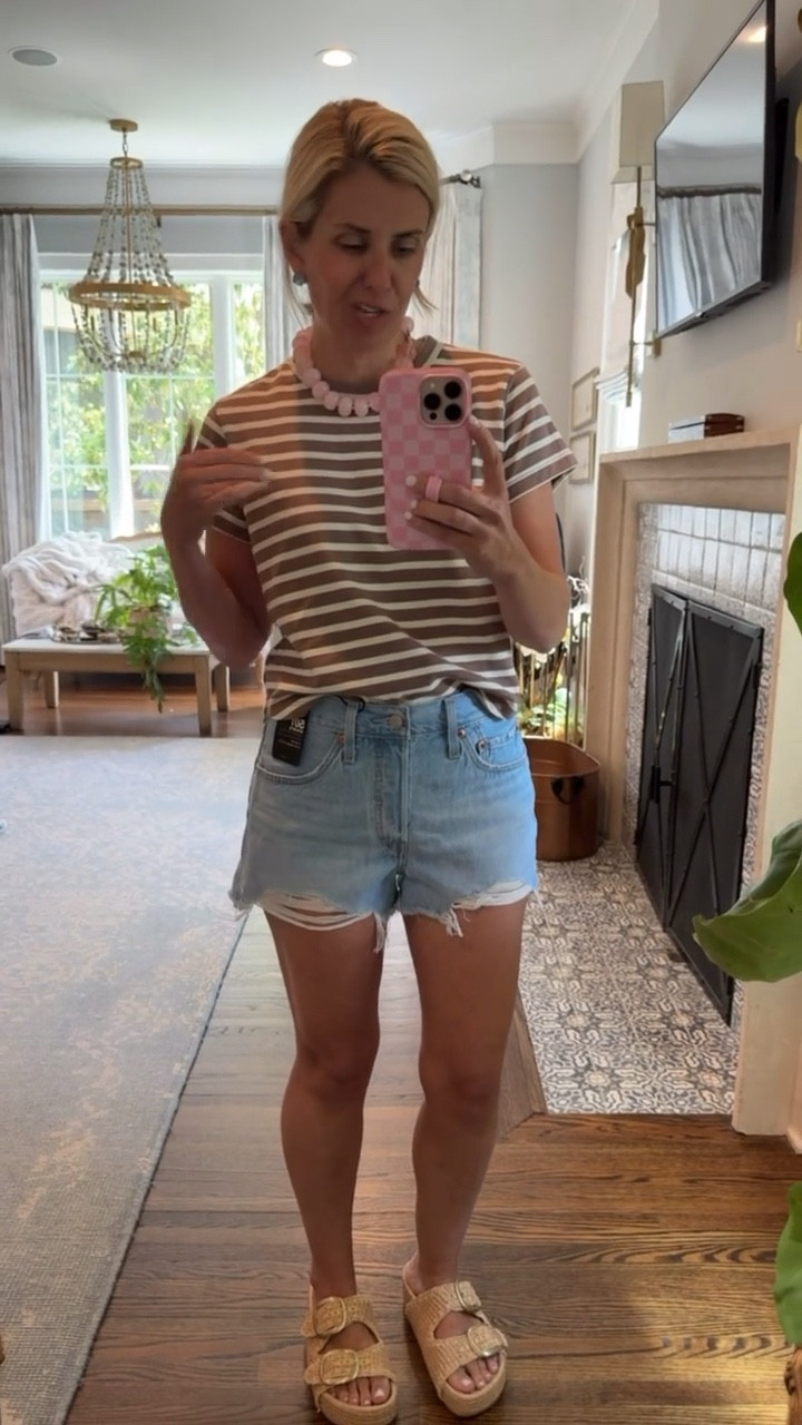 I have loved the Levi jeans I’ve been wearing, so I thought I would try the shorts. They feel great but are they too short for me? My girls are totally going to steal these!!!
Tee - xs
Shorts - 27
Sandals - 8.5 (size up 1/2)

*use code mixandmatchmadness at Loopy