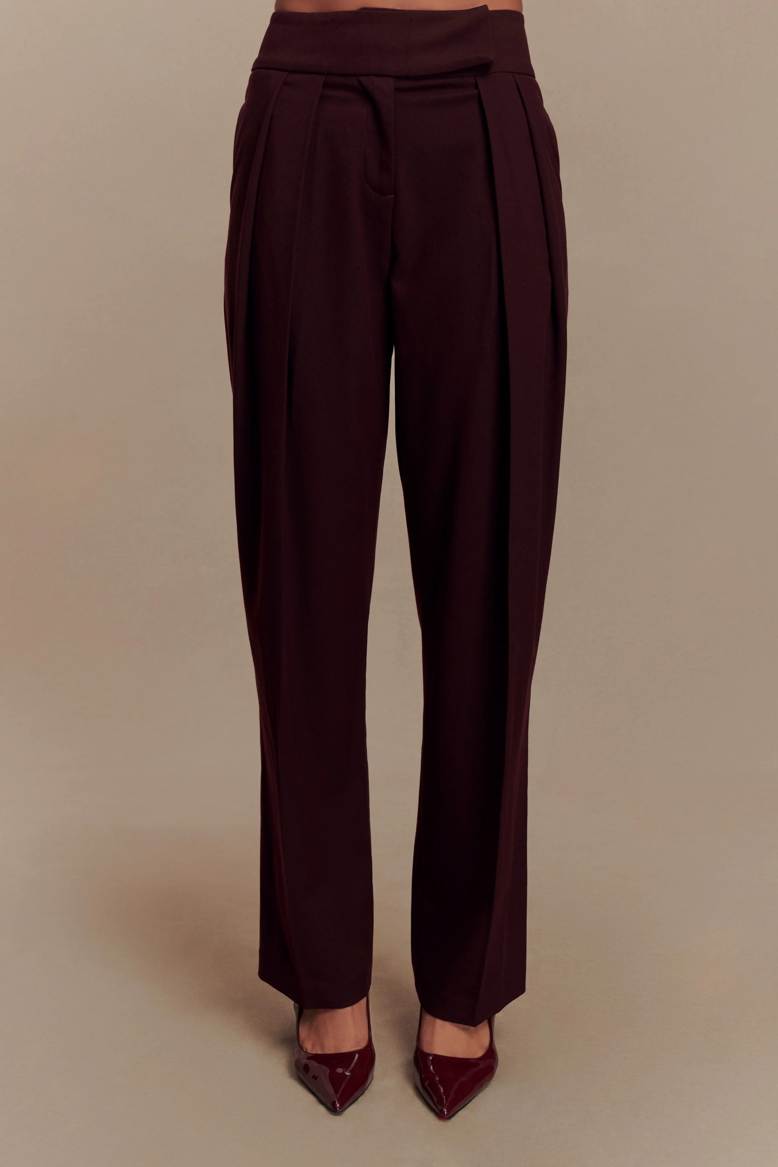 Penelope Pleated High Waisted Pants - Mahogany | MESHKI US