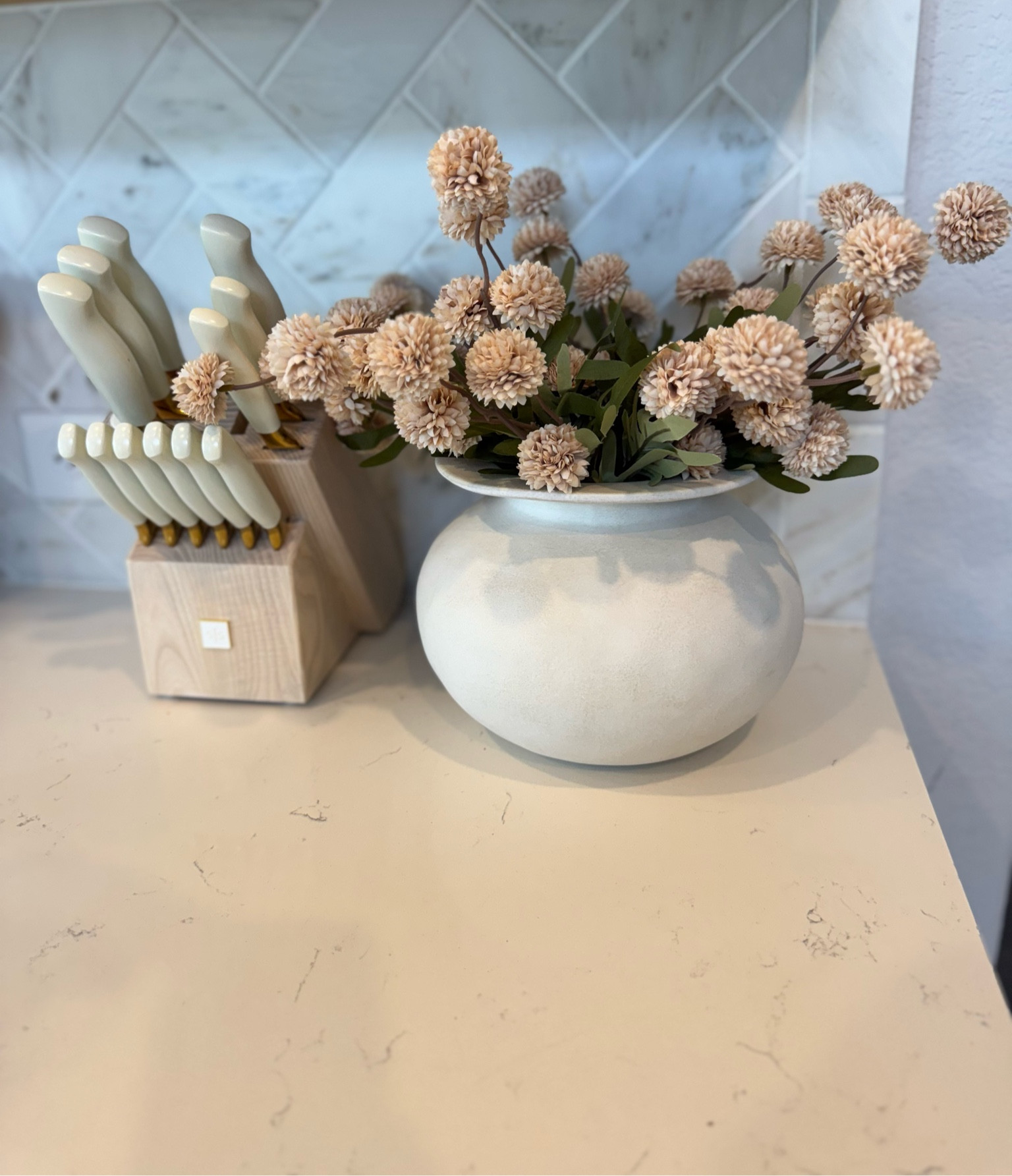 The stems are the beige color and I bought two bundles. The vase is the 7”!
