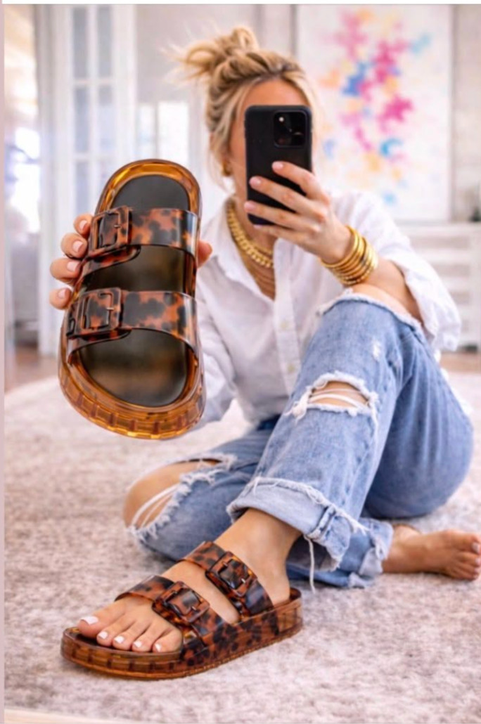 Obsessed with tortoise print right now especially in the jelly 😍🤎

 Maybe it’s just the 90s girl in me coming out but these are SO GOOD.

And listen… if you’ve tried jelly sandals before and hated them because they were stiff and uncomfortable, spend the extra couple bucks and get the ones with the soft foam footbed 

👏🏼 GAME CHANGER. 

These are still that cute jelly look but actually comfortable enough to wear all day.

I’m so excited because I also just got the matching tortoise  bag so now I have the cutest matching summer combo 😂✨
Comment NEED and I’ll send you the link 

 #LTKgrwm #LTKSeasonal #LTKOver40