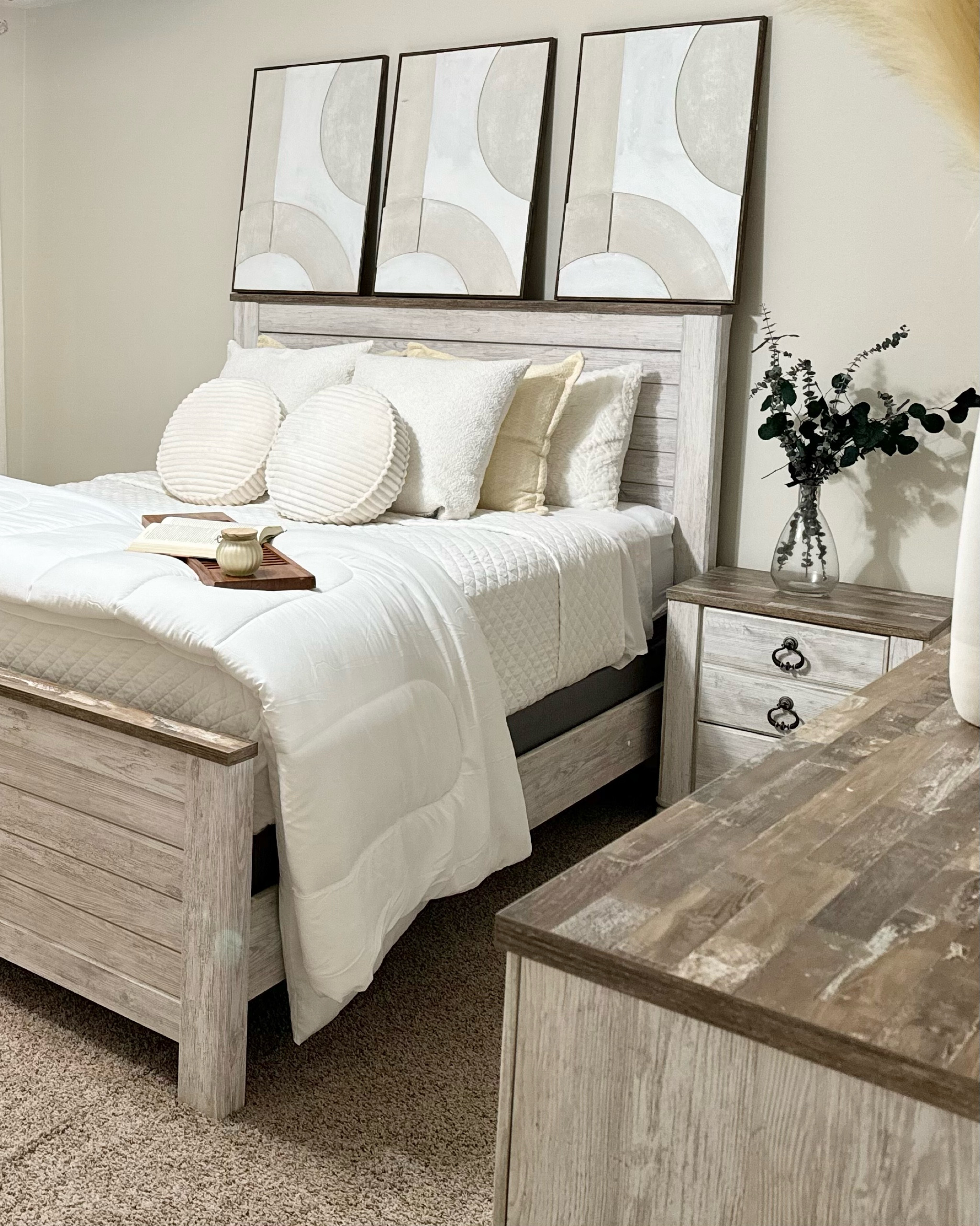 🛌White, Ivory, Cream.
🏠Primary BR staging
