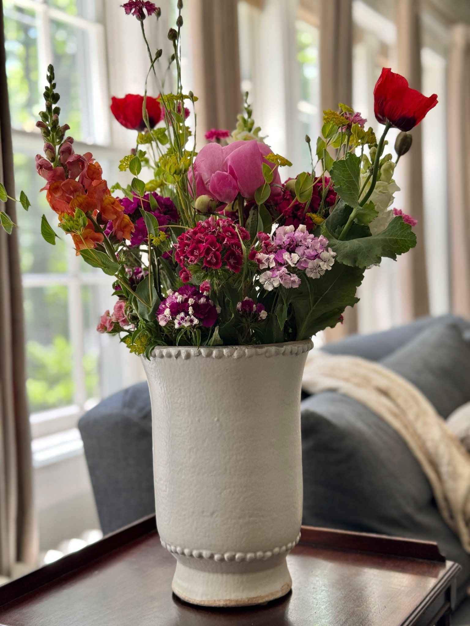 There’s nothing like farmer’s market flowers and I love using this vase - it’s one of my favorites that isn’t thrifted because it still has that beautiful old character 🌸