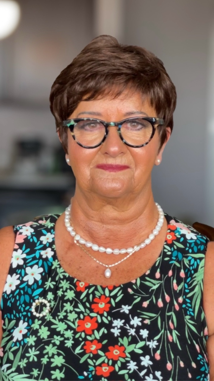 Mother of the bride makeup✨

For our MOB we went with a radiant, glowing complexion using illuminator and cream products for a dewy finish with a soft focus. She loves a classic mauvy-red lip, so we paired it perfectly with subtle eyeshadow and flawless skin to keep the look elevated and timeless. Going with neutral eye shadow, eyeliner, and lush eyelashes, we kept the look feeling elegant and refined, perfectly suited for the wedding day.

We leaned into neutral tones. Opting for a timeless, understated look with neutral-toned makeup that enhances her features beautifully. A soft glam look, perfect for dressy occasions, striking the perfect balance between glamor and subtlety, brought everything together.

Using matte eyeshadow palettes with a range of neutral shades, perfect for creating natural or full glam makeup looks, I paired the eyes with sheer coverage radiant foundation for a flawless base, available in various shades for an array of skin tones. A touch of soft, rosy blush for a healthy flushed complexion added warmth.

This style of mother of the bride makeup with neutral eyeshadow, eyeliner, lush eyelashes, and bold lip color is just one way we tailor bridal makeup and wedding makeup services to fit the occasion. As a traveling bridal makeup artist and wedding makeup artist, I specialize in looks that range from natural glam makeup to full glam makeup—always designed to enhance your features while feeling polished and simply gorgeous.

You can file this in a folder under dewy mother of the bride makeup, mother of the bride dewy makeup, mother of the bride makeup, mother of the bride makeup over 50, mother of the bride makeup over 60, mother of the bride makeup over 70, mother of the bride makeup ideas, mother of the bride makeup brown eyes, mother of the bride makeup blue eyes, mother of the bride makeup ideas natural, mother of the bride makeup natural, natural mother of the bride makeup, glowy mother of the bride makeup, mother of the bride makeup glowy, soft glam makeup for weddings, mother of the bride makeup inspiration, New England wedding makeup Inspiration, New England wedding makeup ideas, and soft glam makeup ideas.