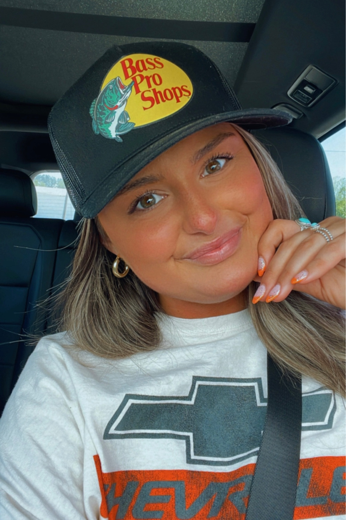 Bass pro shops hat + oversized Chevrolet tee from Urban 🧡