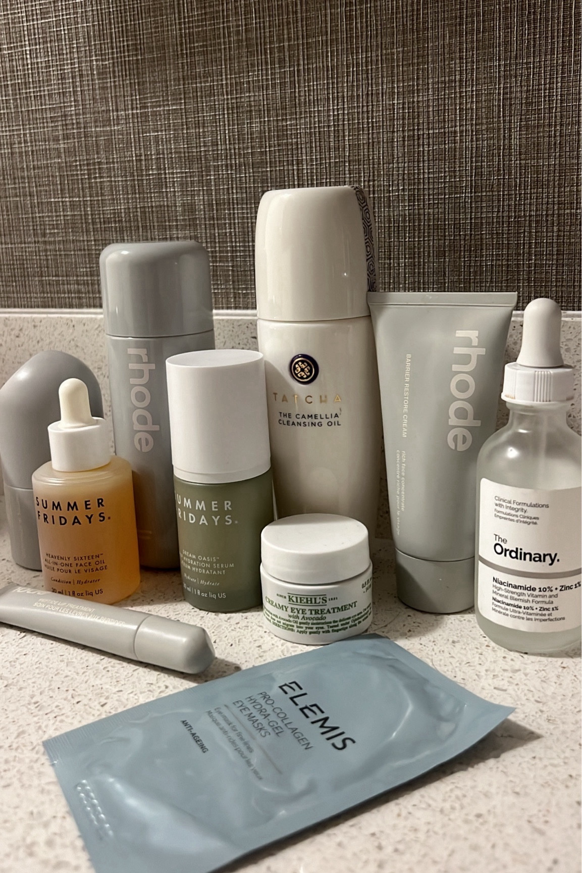 WINTER SKINCARE ROUTINE ( DRY + SENSITIVE SKIN ) 
—
1. TATCHA CLEANSING OIL
2. THE ORDINARY BLEMISH FORMULA
3. SUMMER FRIDAYS DREAM OASIS
4. RHODE GLAZING MILK
5. RHODE PEPTIDE FLUID + RBC 
6. KHIELS EYE CREAM
7. SUMMER FRIDAYS OIL
8. RHODE LIP GLAZE 