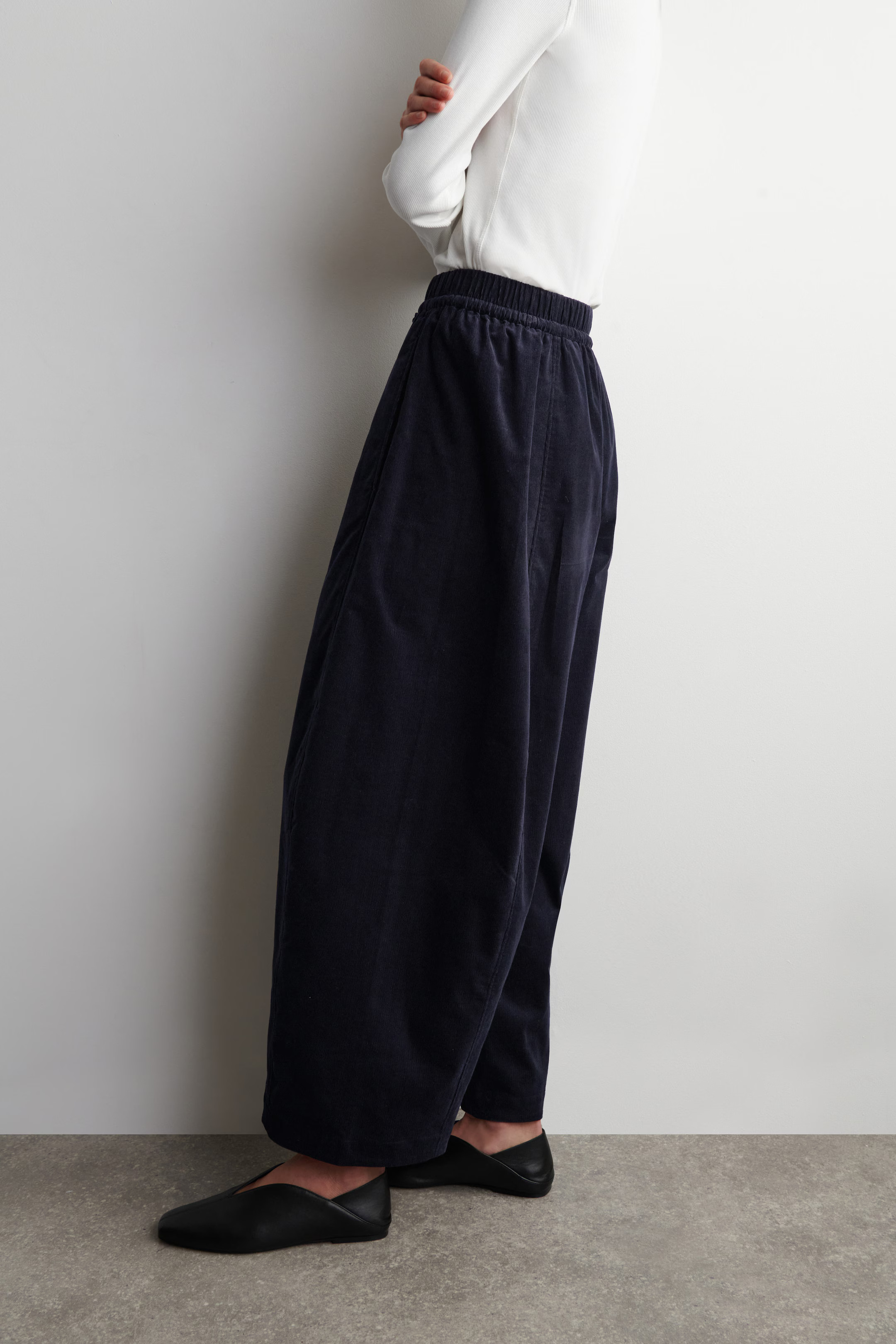 ELASTICATED CORDUROY BARREL-LEG TROUSERS - NAVY | COS GB | COS UK