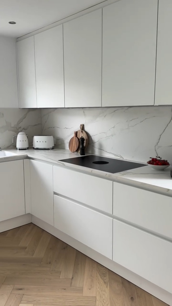 ✨ DAS ist sie… unsere neue Küche! Aber wartet! Ihr habt das Highlight der Küche noch nicht gesehen 🤩

Nach Monaten voller Entscheidungen über Fronten, Fugen & Fußleisten ist sie endlich da! Und leider immer noch nicht ganz fertig 😂🔫 (Erzähl ich euch noch genauer.)

📽️ Vorher vs. Nachher in 15 Sekunden – aber glaubt mir, gefühlt waren’s 15 Jahre.

👀 Was ich euch außerdem in den nächsten Tagen noch zeige:
→ meine Küchen Highlights 
→ Küchen-Fails: was wir falsch gemacht haben 🙃
→ Worauf wir bewusst verzichtet haben und welche Planungen wir über den Haufen werfen mussten 🫠
→ unsere cleversten Ideen & versteckten Details 🛠️
…und worüber wir noch nachdenken.
Falls ihr Fragen habt, schreibt sie unbedingt in die Kommentare! Ich beantworte alles in der Küchen-Mini-Serie in den nächsten Tagen? 

💬 Was sagt ihr zum Vorher-Nachher?
📌Speichern nicht vergessen, wenn ihr gerade selbst plant oder einfach gern Küchen guckt 😄

#küchenplanung #küchendesign #vorhernachher #interiorliebe #deutschlandblogger #einrichtungsideen #kücheninspo #homeinspo #wohninspiration #deutschercontent #newhomevibes

Was interessiert euch am meisten zur neuen Küche?

#LTKdeutschland #LTKhome #LTKeurope