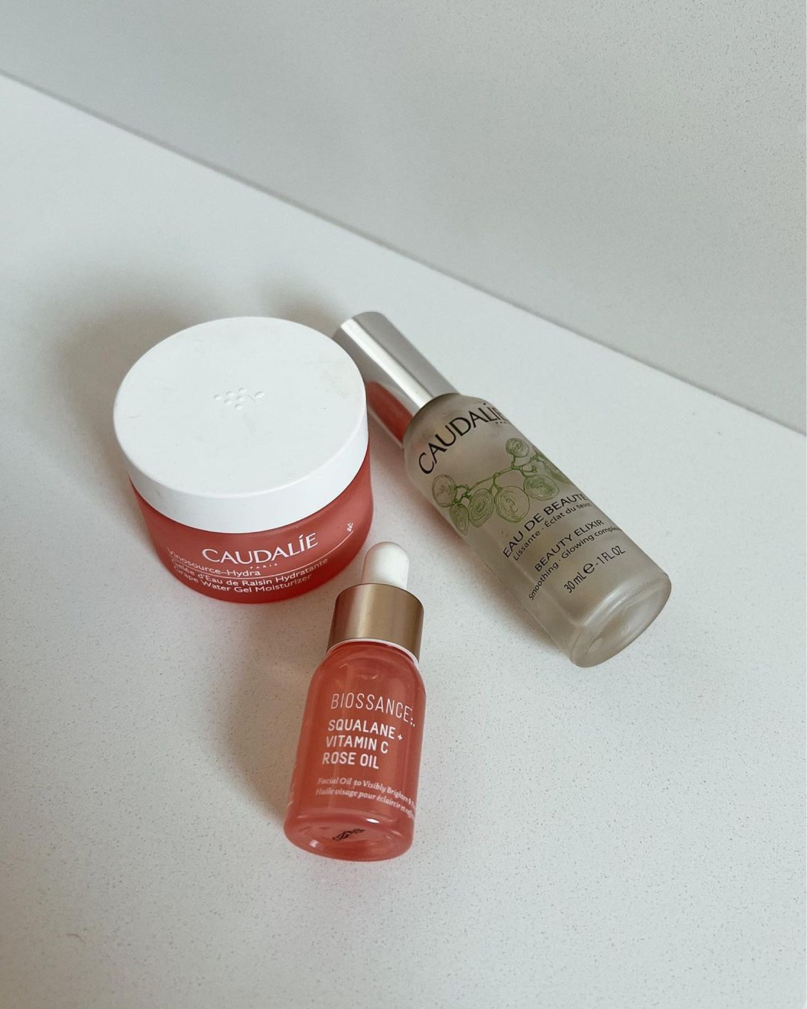 Quem aí já cuidou da pele hoje?

confesso que sou viciada em #skincare, e esses são alguns que uso e adoro!

o creme da caudalie: hidrata sem pesar, ótimo para o dia a dia

o óleo da biossance: tem vit C e extrato de rosas, deixa a pele bem hidratada, gosto de passar quando minha pele está mais seca (se você tem a pele oleosa, acho que você pode não gostar)

e a água de uva da caudalie é ótima para refrescar a pele, geralmente eu uso antes da skincare ou depois da make.

#LTKbrasil #LTKbeauty