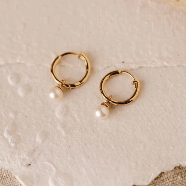Pearl Huggie Earrings - Kirsten | Linjer