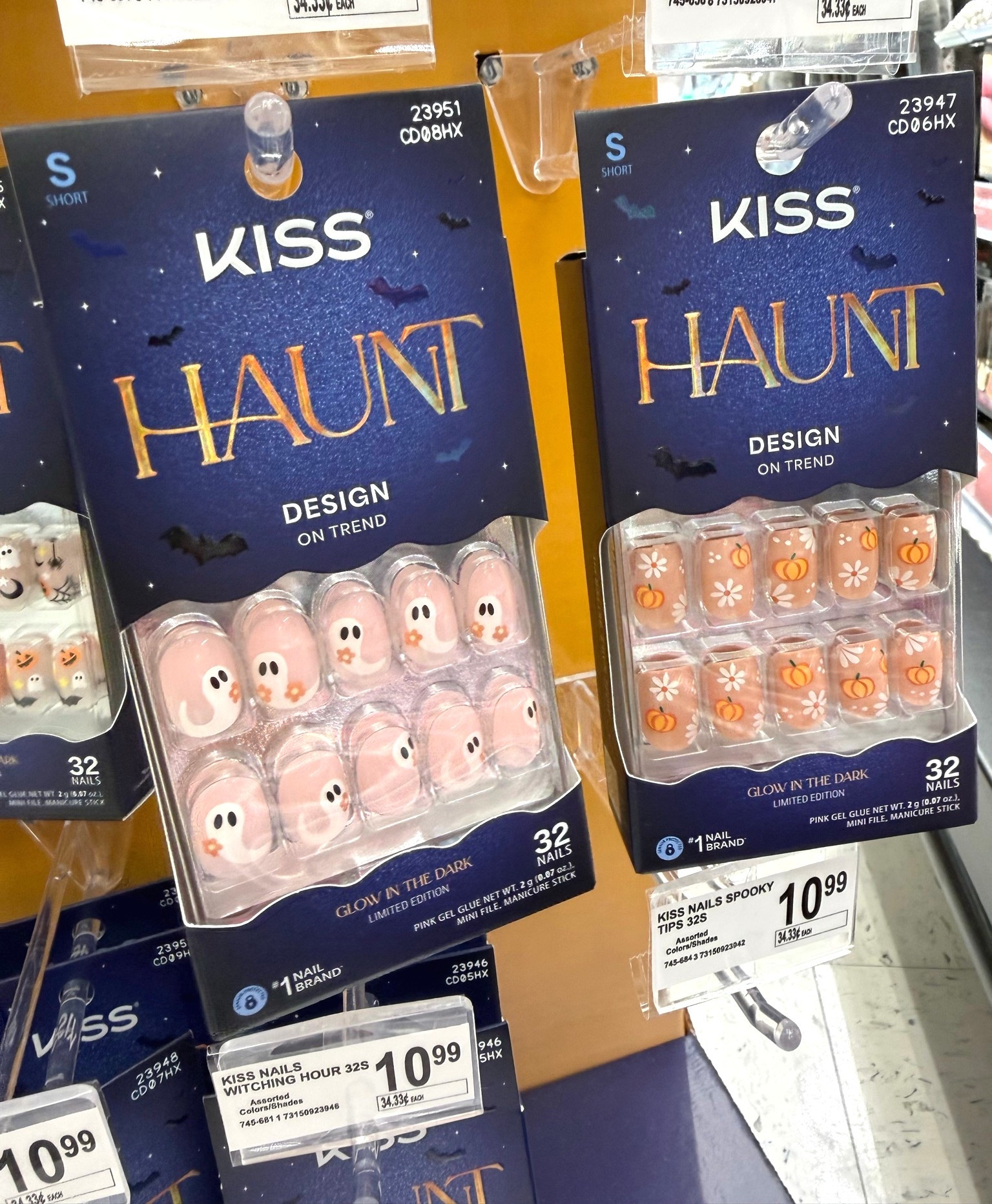 KISS HAUNT Halloween Graphic Glow in the Dark Press On Nails #kissnails #pressons #graphicnails #halloweennsils #manicures

#LTKBeauty #LTKSeasonal #LTKgrwm