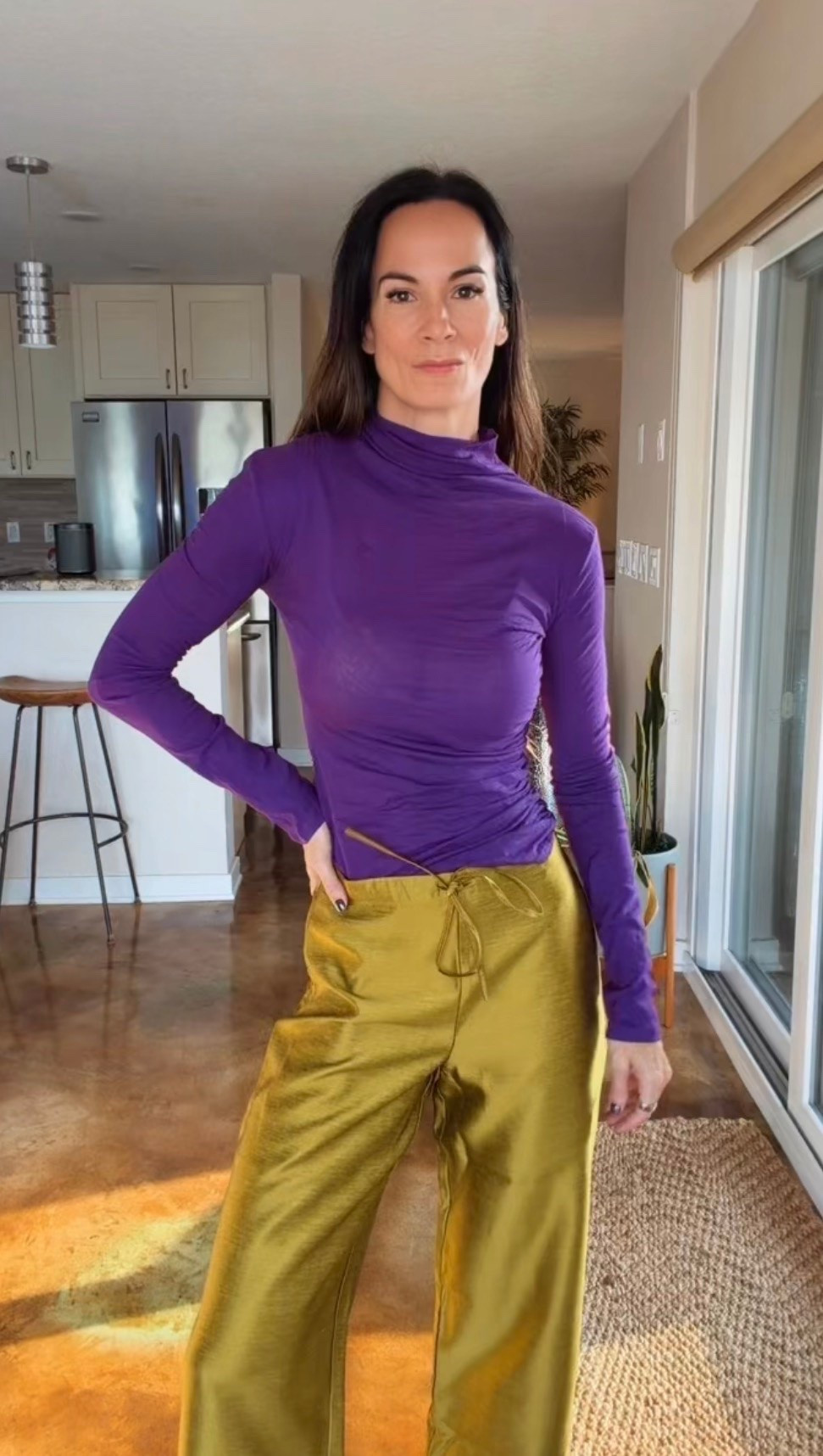 Two colors I’ll absolutely be wearing together again. 💜 A purple ruched mock-neck top with chartreuse satin-finish wide-leg pants—the fitted top balances the relaxed pants so well. An unexpected fall outfit for dinner, drinks, or any excuse to get dressed.