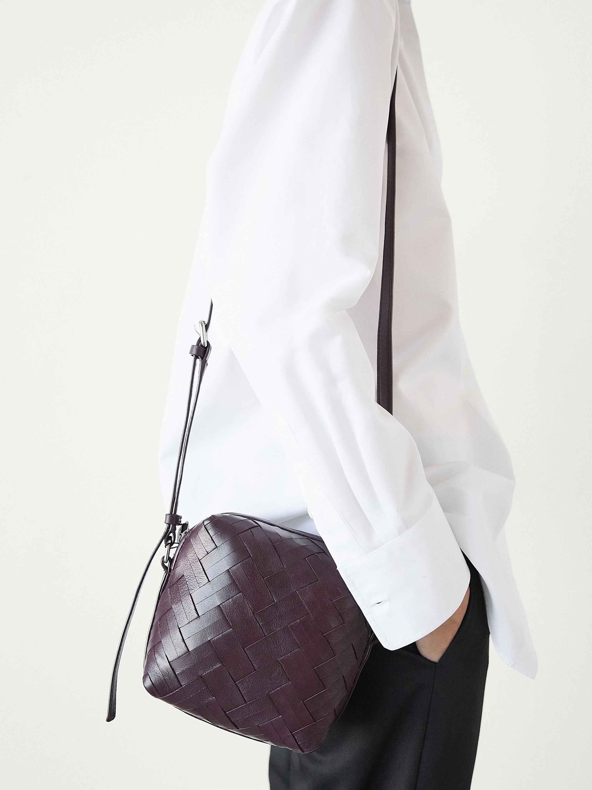 undefined. Adjustable crossbody strap. Zip fastening. Cotton lining. Braided detail. | Massimo Dutti US