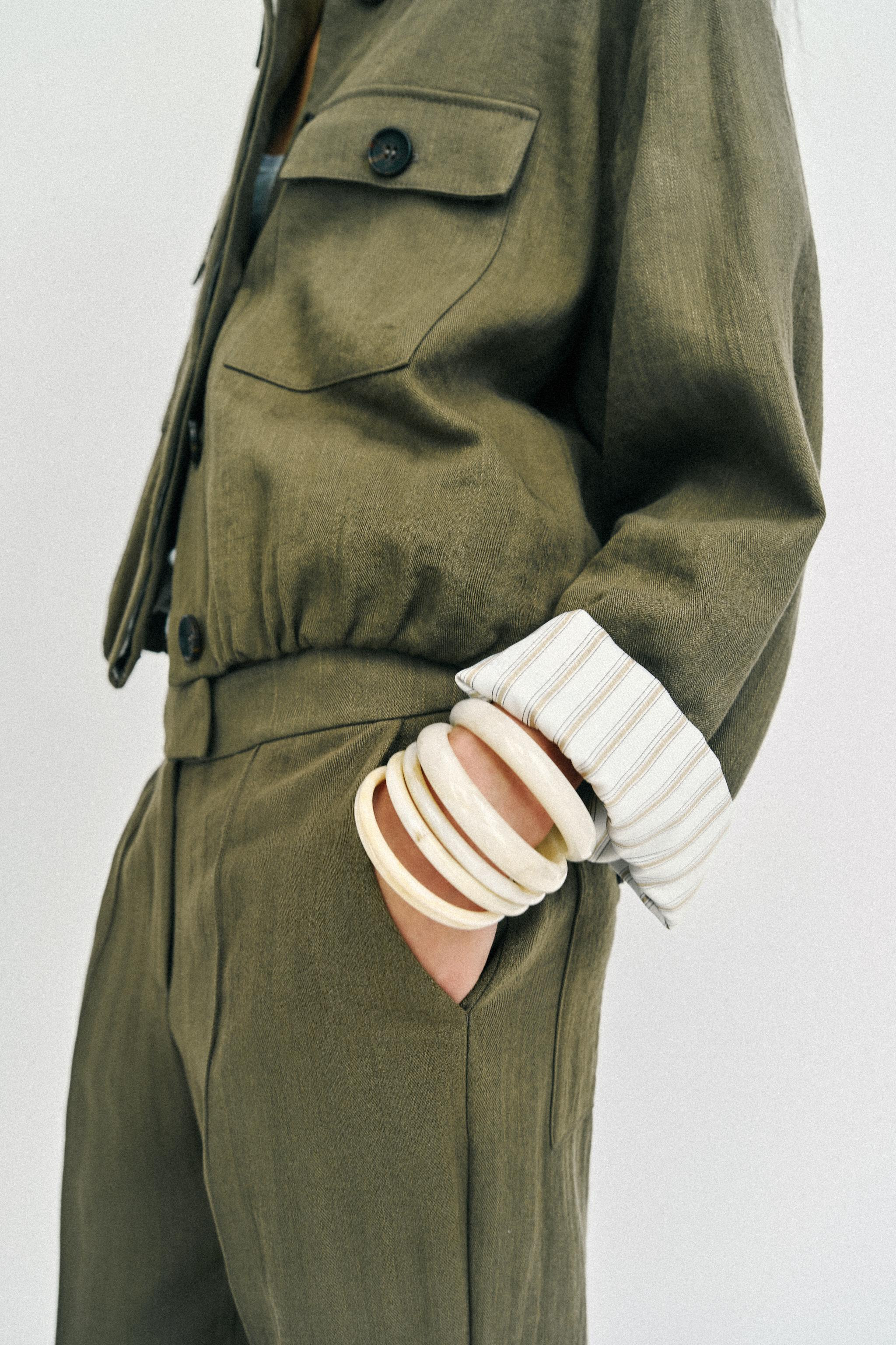 Collared jacket with short sleeves and a rolled-up hem with a contrast lining. Featuring front pa... | Zara UK