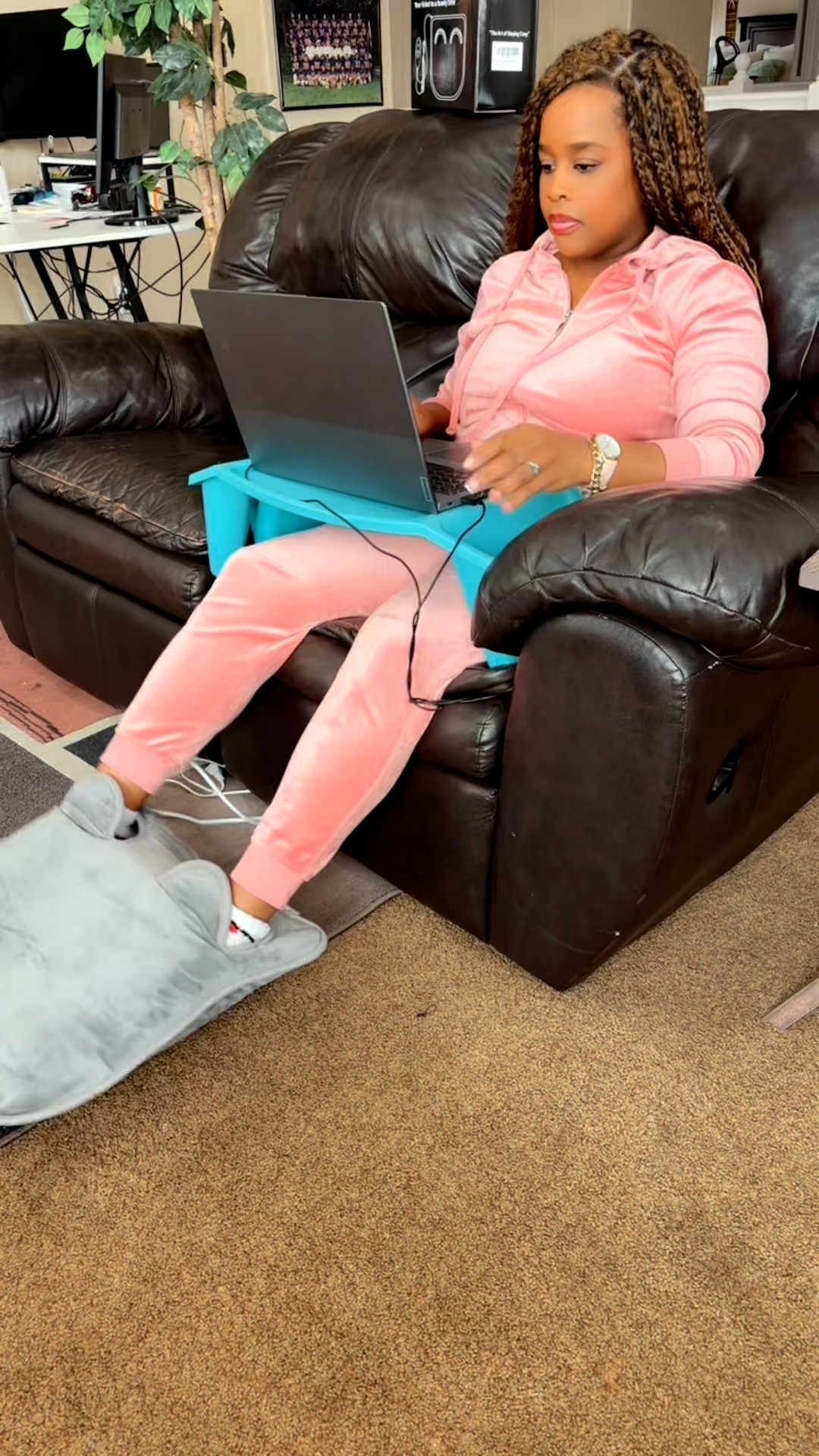 Electric Heated Foot Warmer 🔥 Cozy Desk Must-Have

Linked the exact foot warmer with 9 heat levels, 4 timers, and remote control.
Perfect for gifting, office setups, or cold toes that deserve luxury.

#LTKHome #FootWarmer #WinterEssentials #CozyDeskSetup #GiftIdeas #LuckyGame #ComfortHack

#LTKHome #LTKSaleAlert #LTKdayinmylife