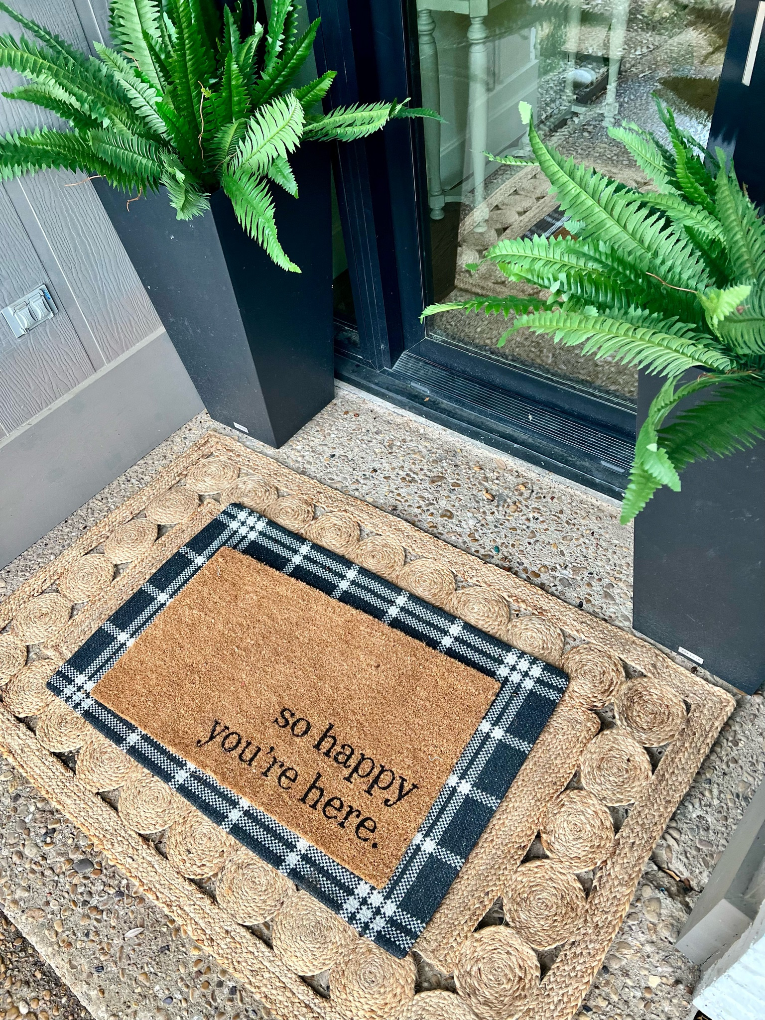 I like the 3 layers of rugs!!


#LTKHome #LTKStyleTip