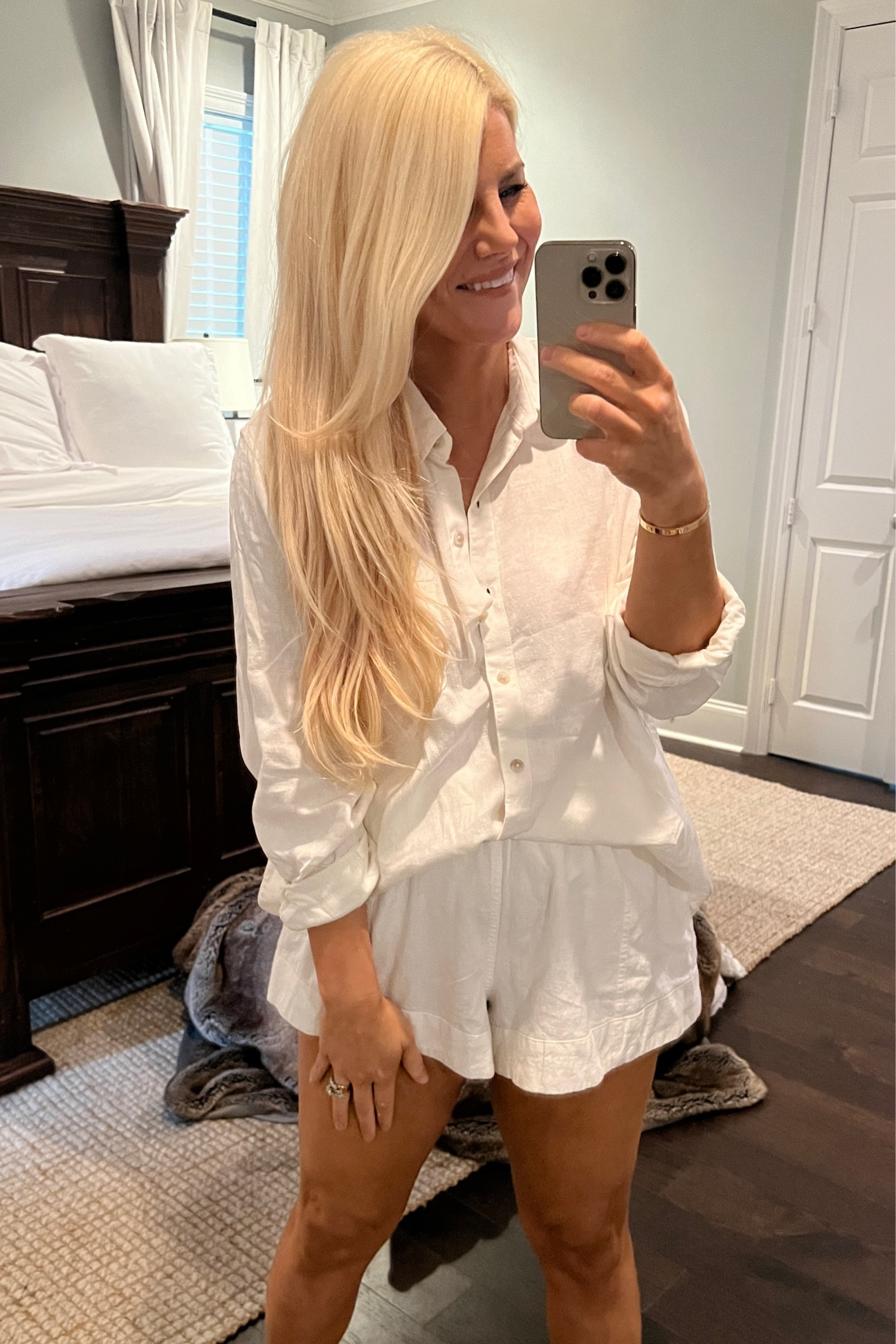 Because I’m shook and shocked and had to see this set for my own eyes. Yes it’s under $50 dollars for this set and YES I think it’s adorable. Elastic waist band AND Pockets. It’s a 10/10! 👏🏻👏🏻
To me— there are only a few things I love as much as a matching set. It’s at the top of my list. Get it while you can honeyyyyy! I’m wearing a XL in the top and L in the bottom for a oversized fit! 