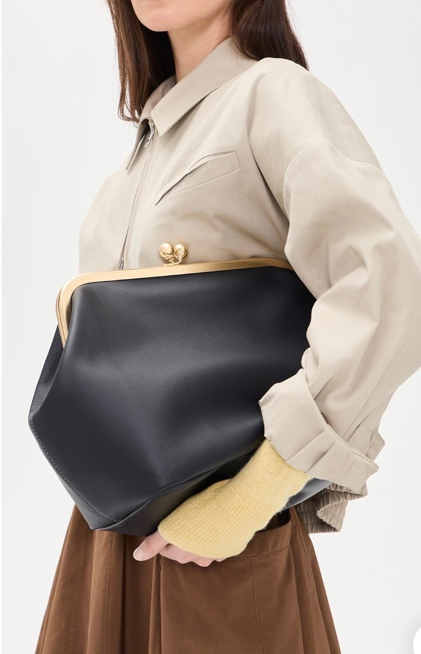 Trying to decide if I need this bag 🤣