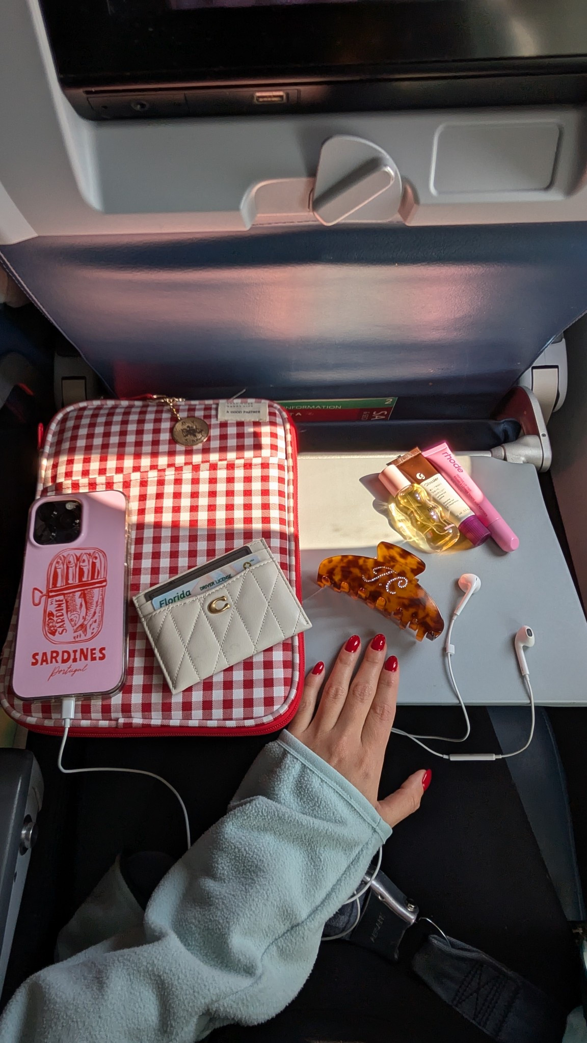 TRAVEL MUST-HAVES! 🌴✈️