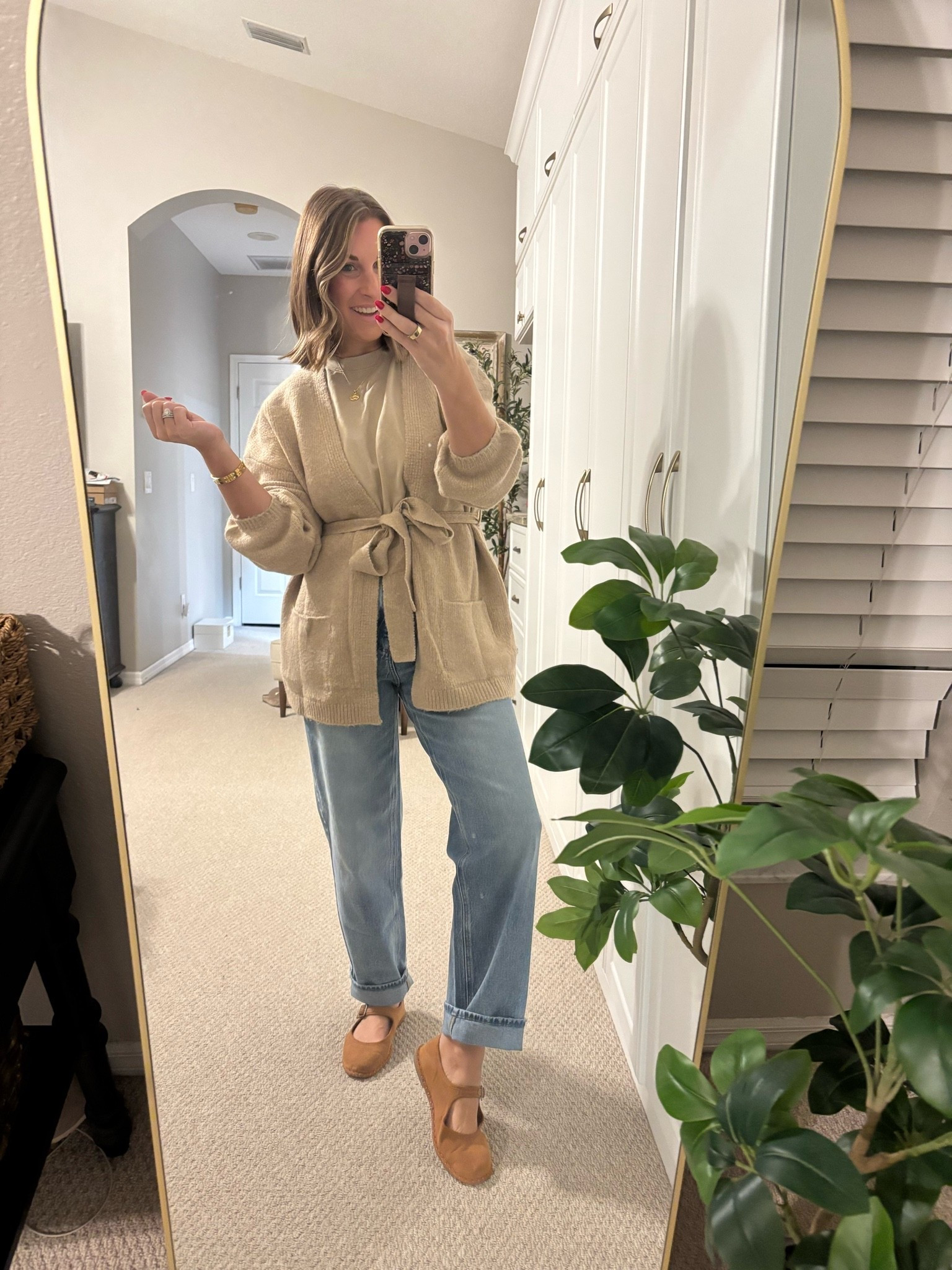 Love this belted tie cardigan for a cinched waist! Casual fall outfit, straight denim jeans and flats 🍁

TTS