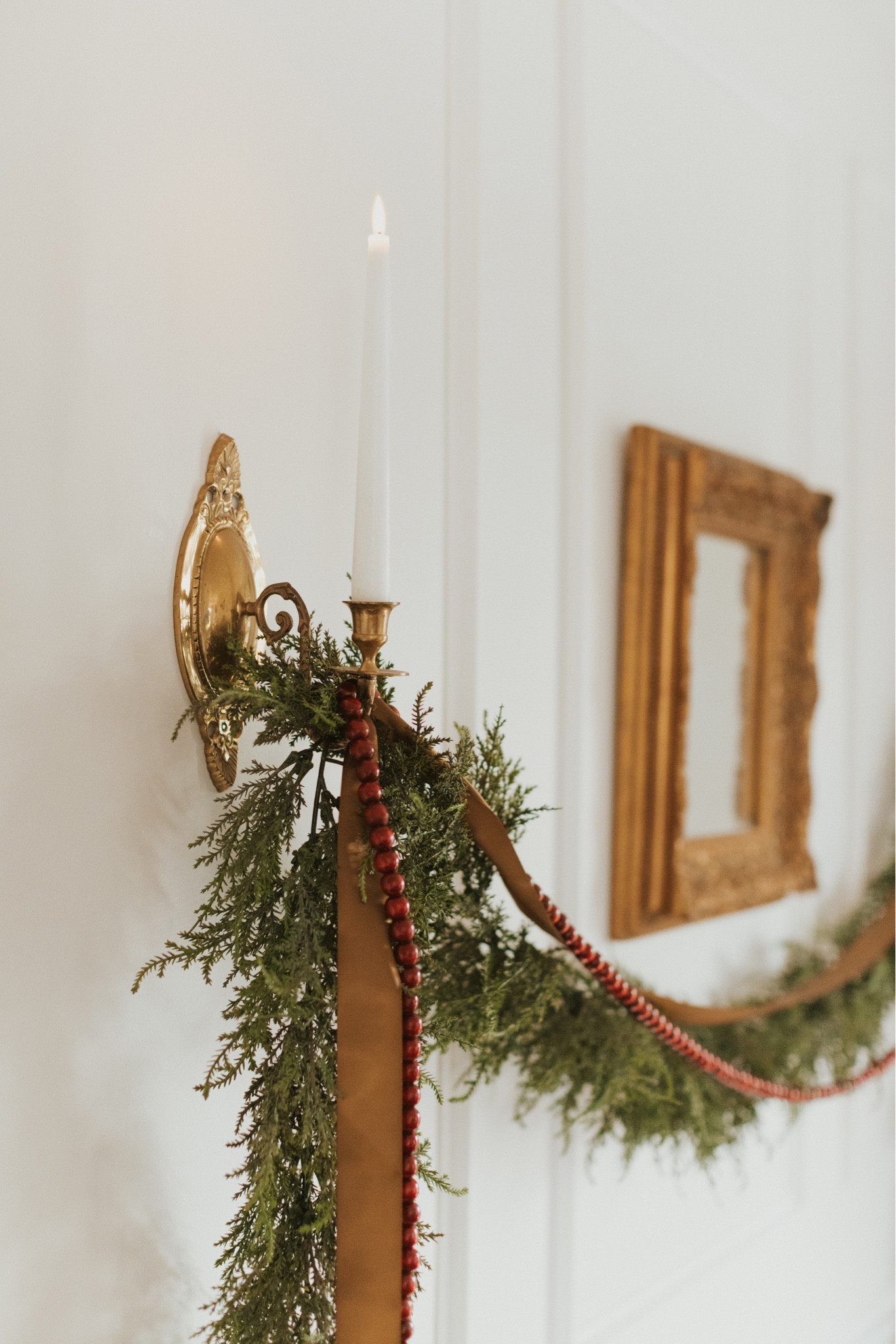 My dining room garland details ❤️

#garland #christmasdecor #christmasdecorations #cranberrygarland #antiquesconce #diningroom

#LTKSeasonal #LTKHoliday #LTKhome
