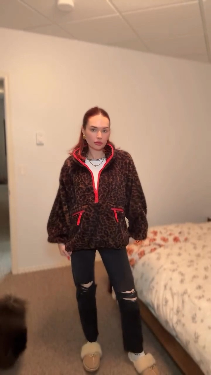 Oversized sweaters are my jam! I just ordered another one of these sweaters @rumored_ in a different design! But thanks to Canada post striking again it’s just sitting somewhere…. 🤨 if you want specific clothing detail details, let me know in the comments!!! Denim is @agolde and T-shirt is @asos 😍 #allthingsbeautywithtara #ootd #outfitoftheday #outfitinspiration #oversizedfashion