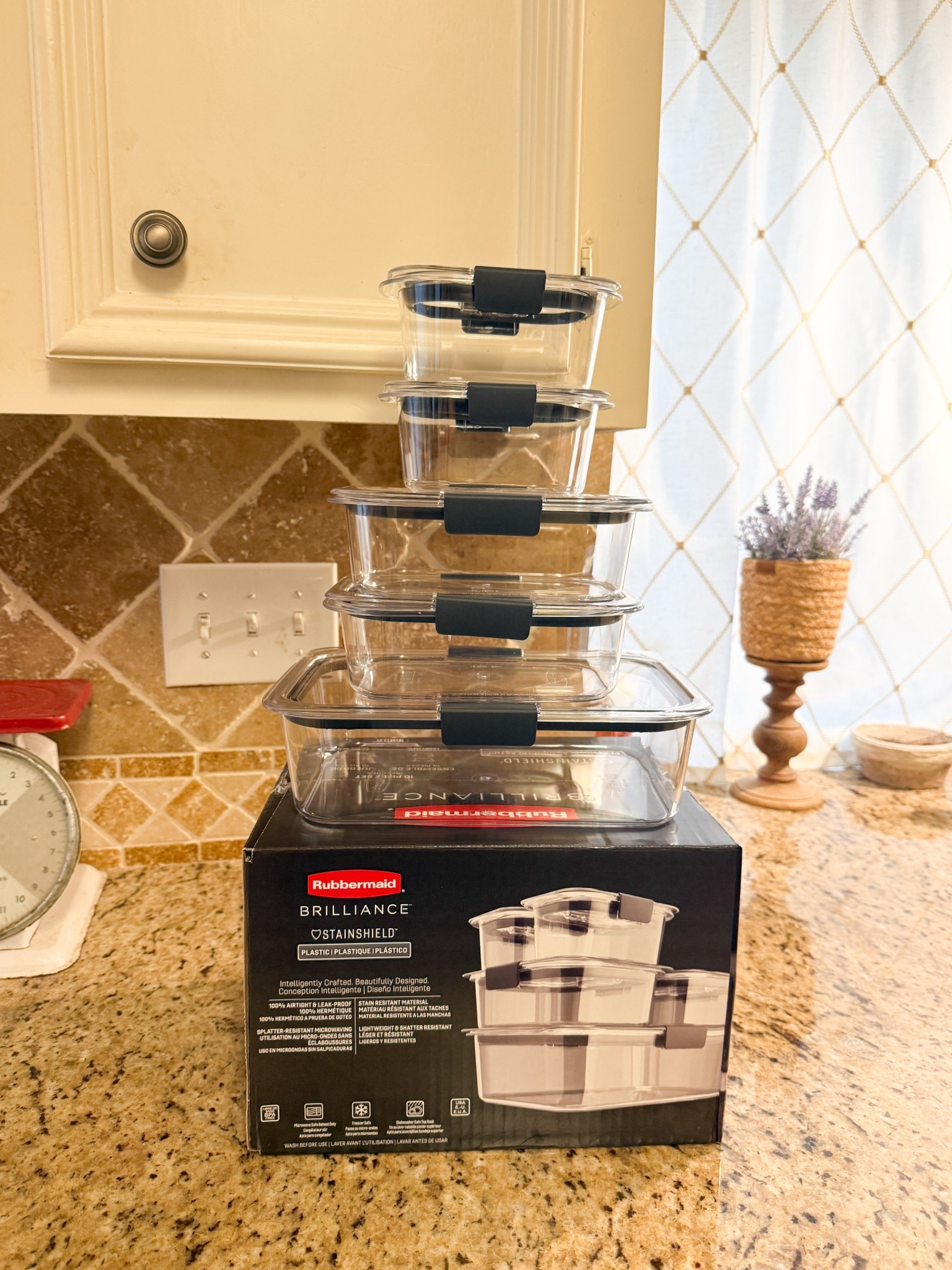 A little upgrade to our kitchen- these storage containers have with lids that stay on. The open and close latch keeps the laid secure! 

#LTKHome