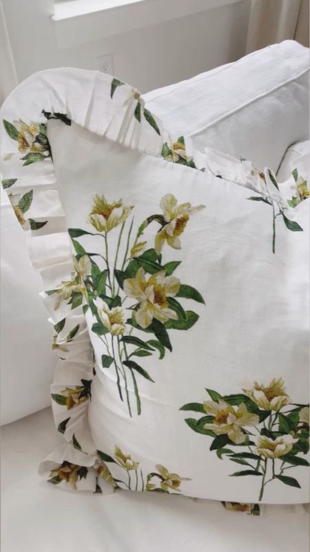 These beauties deserve a close up - floral pillows, Spring decor

#LTKVideo #LTKSeasonal #LTKhome