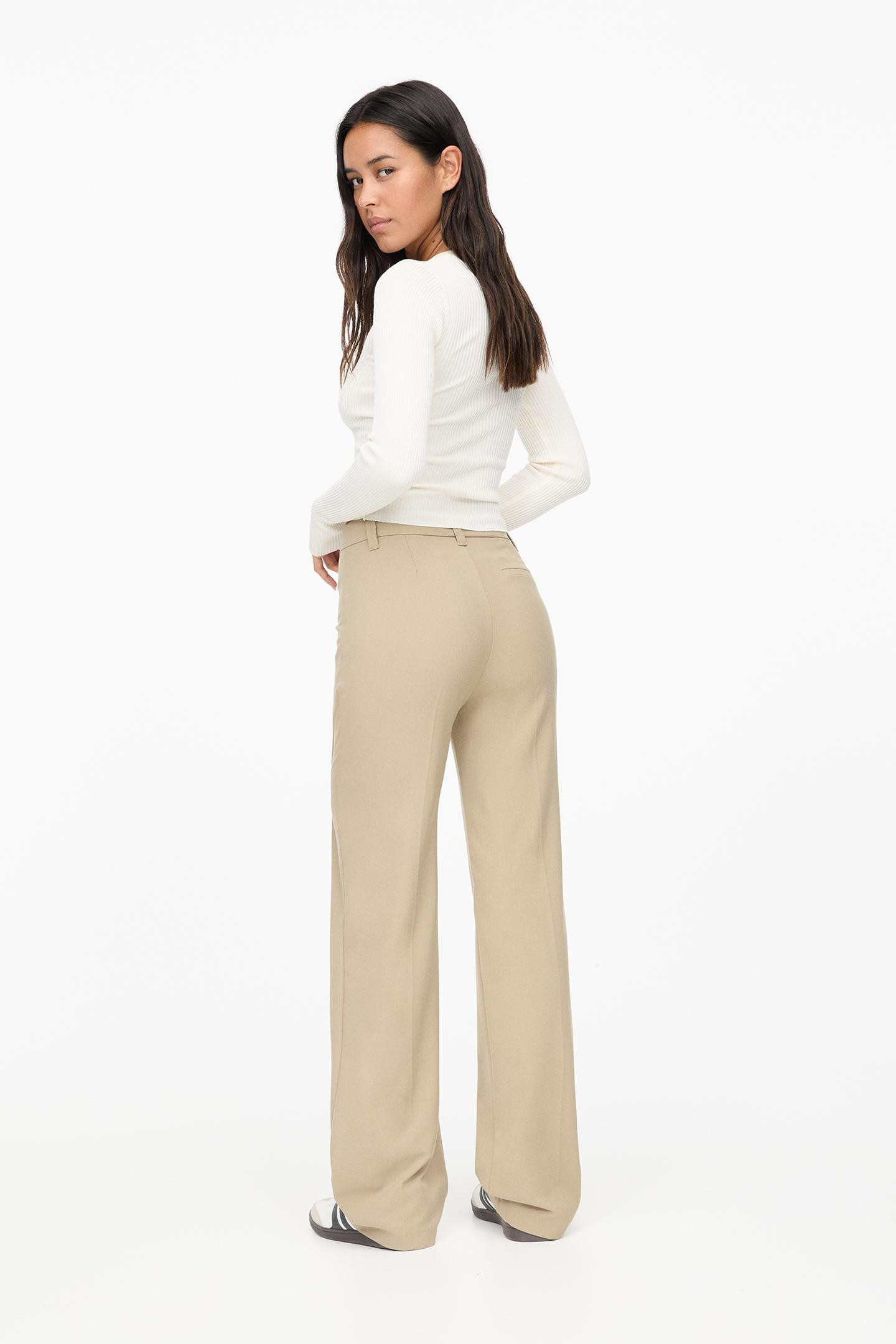 Gerade geschnittene Stoffhose mit hohem Bund | PULL and BEAR DE