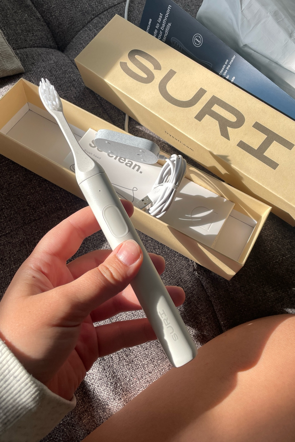 Von Bambuszahnbürste zu Schallzahnbürste 🪥

Seit ich zu nachhaltigeren Produkten gewechselt bin, nutze ich Bambuszahnbürsten. Funktionieren, sind handlich super & habe nichts an ihnen auszusetzen. Nichtsdestotrotz habe ich ein paar versteckte Zähne an die mit der schwer ranzukommen ist 🫣 Meine Zahnärztin meinte, ich soll doch mal eine elektrische ausprobieren. Nachdem mein Mann schon die von Suri besaß habe ich die auch ausprobiert (natürlich mit eigenen Bürstenkopf 😉) & jetzt ist meine eigene in der Farbe Seadust eingezogen 🥰 

Leistungsstark, der Akku hält wirklich lange, Kopf- & Bürsten auf pflanzlicher Basis, der Body aus Aluminium & wiederreparierbar - Suri ist ein B-Corp Unternehmen ☺️🌿

#LTKsale #LTKdeutschland #LTKfamily