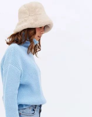 New Look faux fur bucket hat in cream | ASOS (Global)