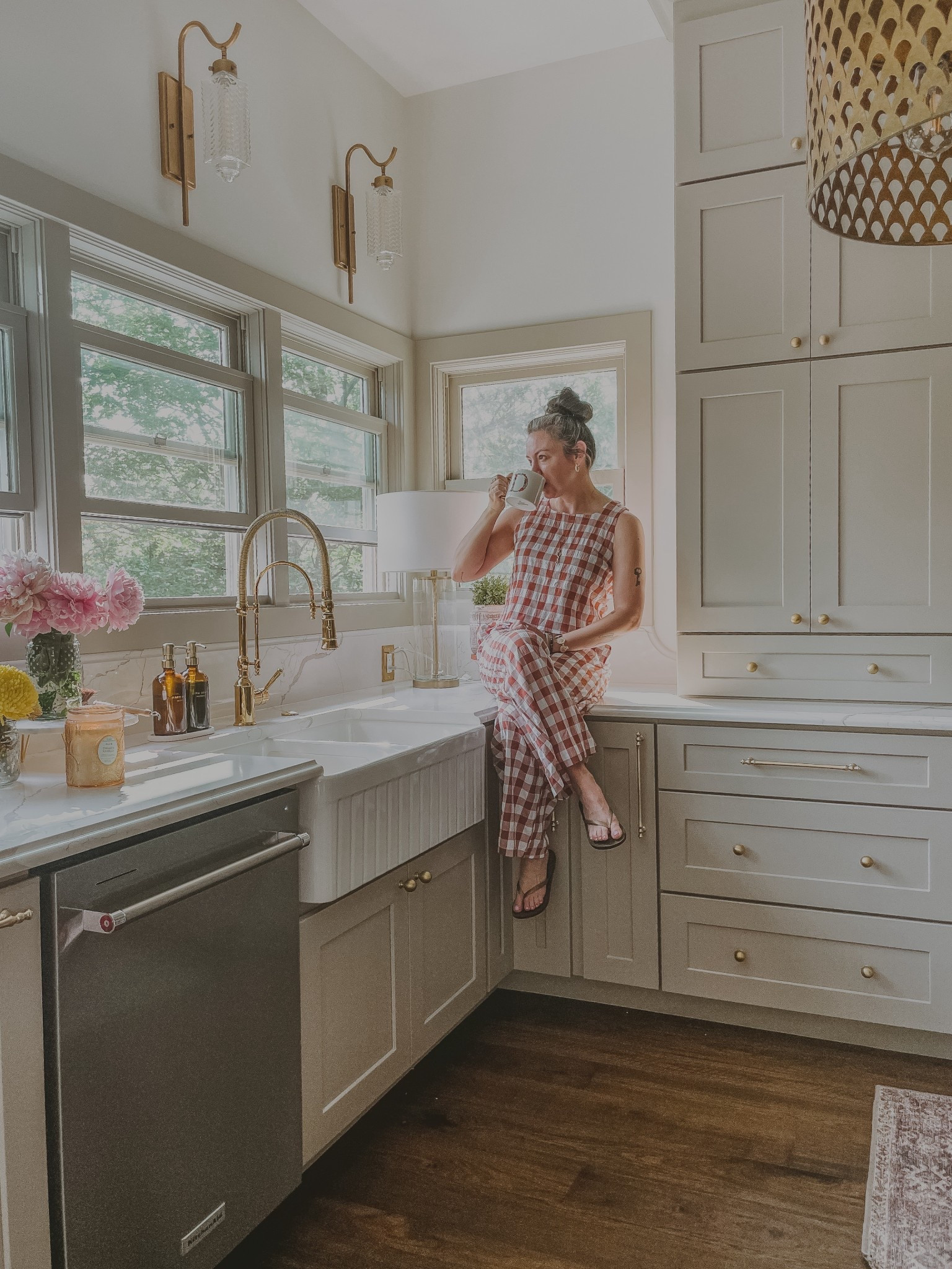 The new kitchen shines in the Sunday sunlight. ✨ 