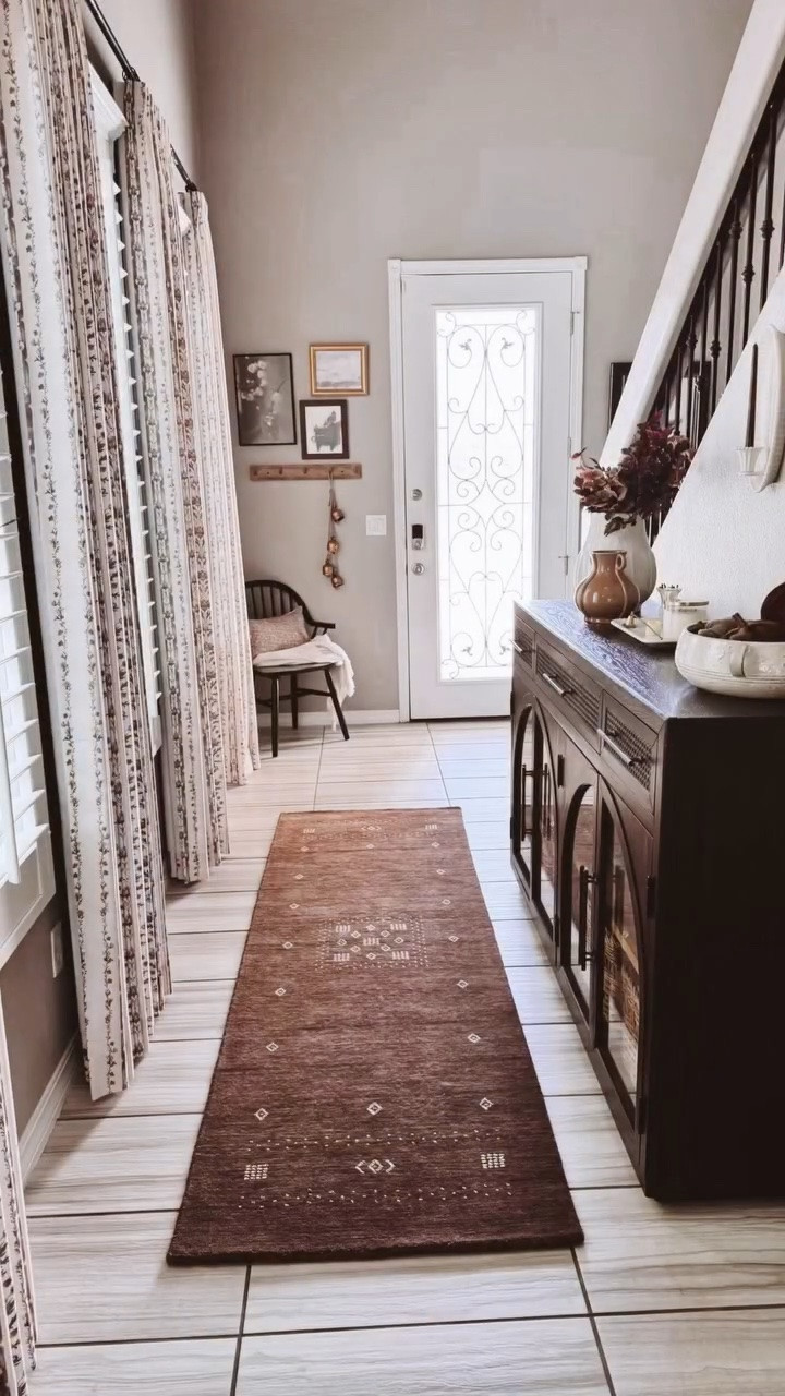 The Dakota wool runner from @onequince adds an extra kind of cozy to the entryway. This rug is so soft, like walking on a cloud , the brown rug is the perfect color for any neutral, loving home but comes in so many other beautiful colors and the sweet simple design adds just enough character and complements so many styles. 

@onequince believes everyone should have nice things so they keep things affordable without compromising quality and are sustainable by choosing organic materials and recycled packaging.

Links in story and bio

#onequince #quincepartner #runner #woolrugs #emtryway