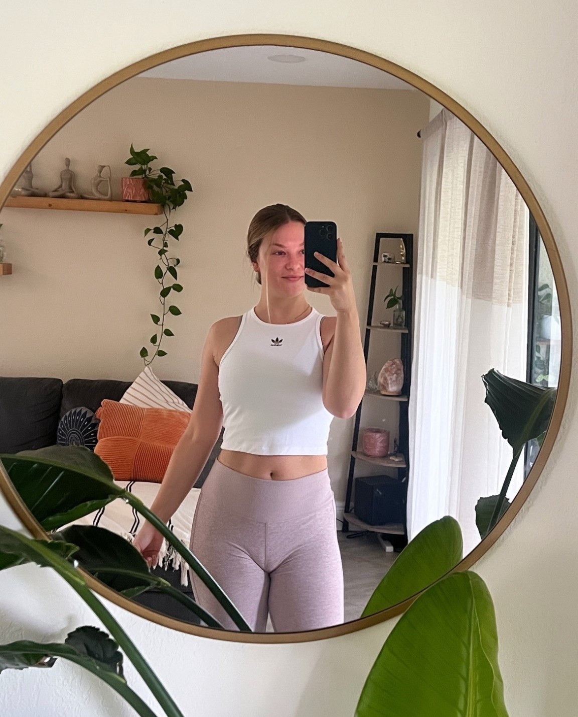 Alo leggings are size small! They are not available in this color any more but the alosoft leggings are so soft & smooth 