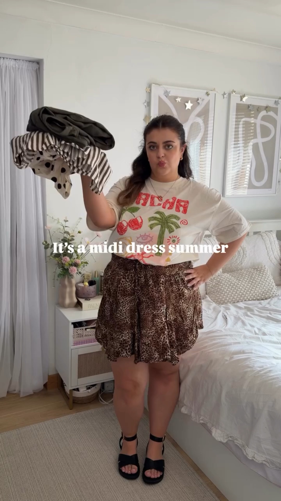 Midi dresses for summer? Groundbreaking🙂‍↕️ the perfect heat wave outfit formula because it only consist of one item 🤣 

#mididress #heatwaveoutfit #summeroutfit #mididresses #midsizestyle