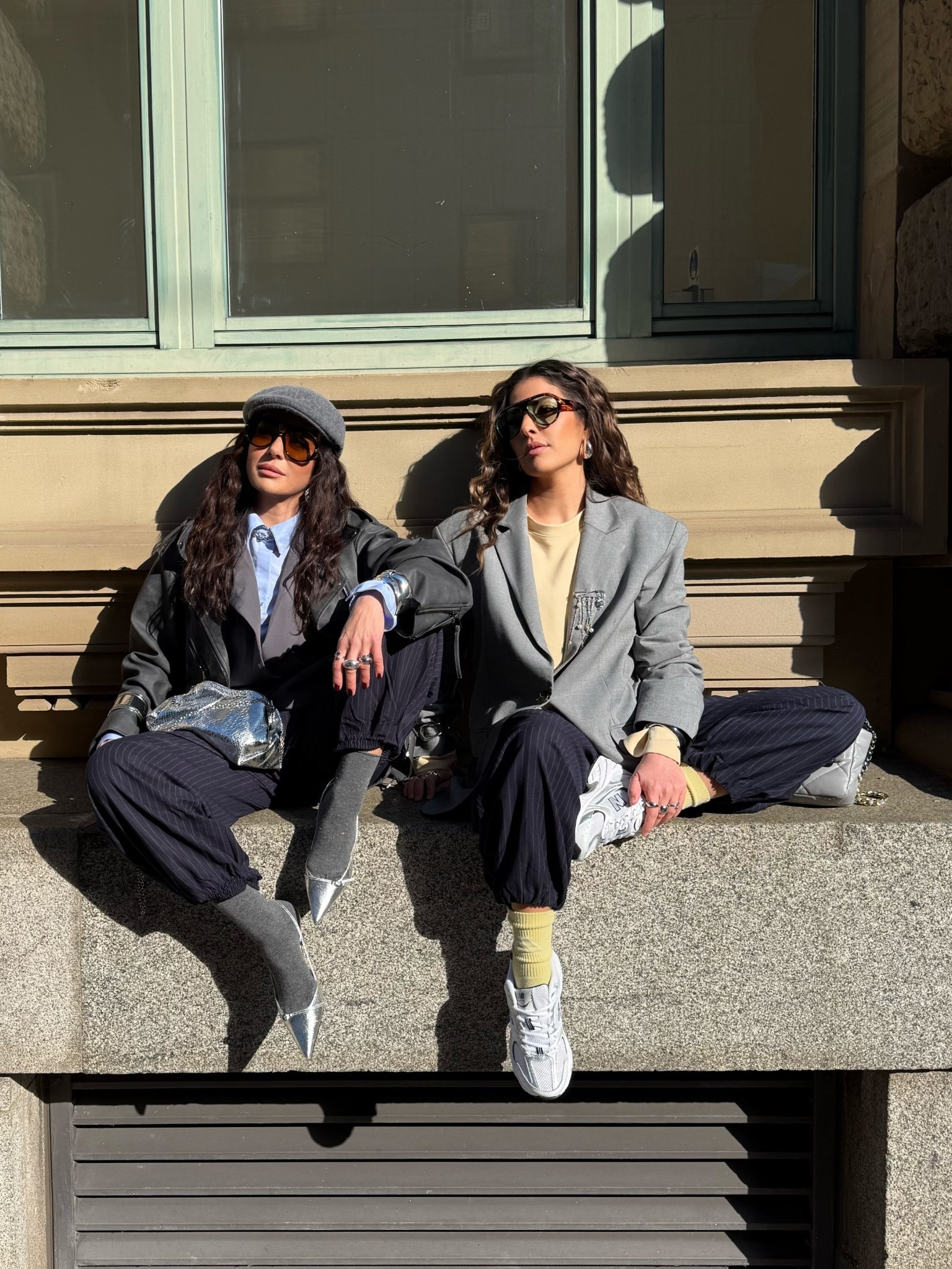 Streetstyle | spring layering | casual chic

Look 1:
• Oversized dark jacket
• Blue button-down shirt
• Balloon fit trousers
• Pointed heels
• Mini bag
• Cap + sunglasses

Look 2:
• Grey oversized blazer
• Light knit top
• Balloon fit trousers
• Sneakers
• Statement socks
• Sunglasses

Effortless streetstyle looks with relaxed silhouettes and layered details – perfect everyday outfits with a cool, modern edge




#LTKdeutschland #LTKkleider #LTKeurope