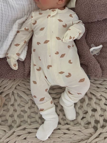 The most perfect little sleeper/onesie! Love that it has the fold over mittens and that it is SO SOFT and light weight! But really the cute pattern was enough to convince me haha 🥐🥲🫶🏼👏🏼 

#LTKbaby #LTKfindsunder50