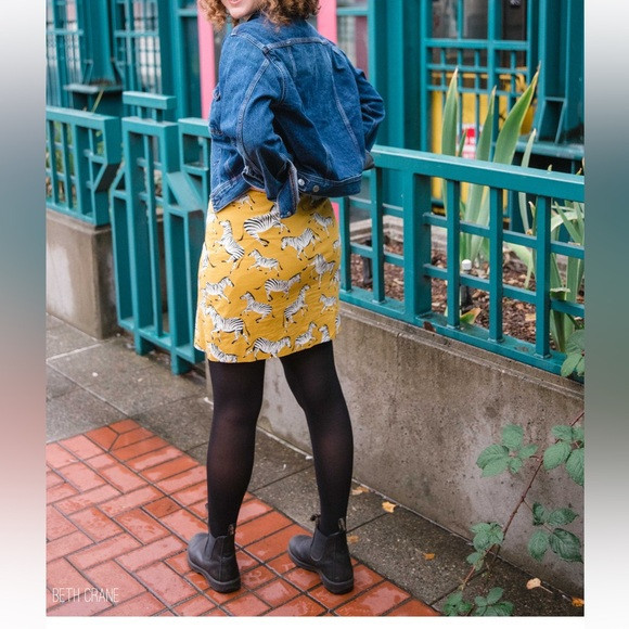 Ann Taylor Gold zebra print pencil skirt Sz 6” | Poshmark