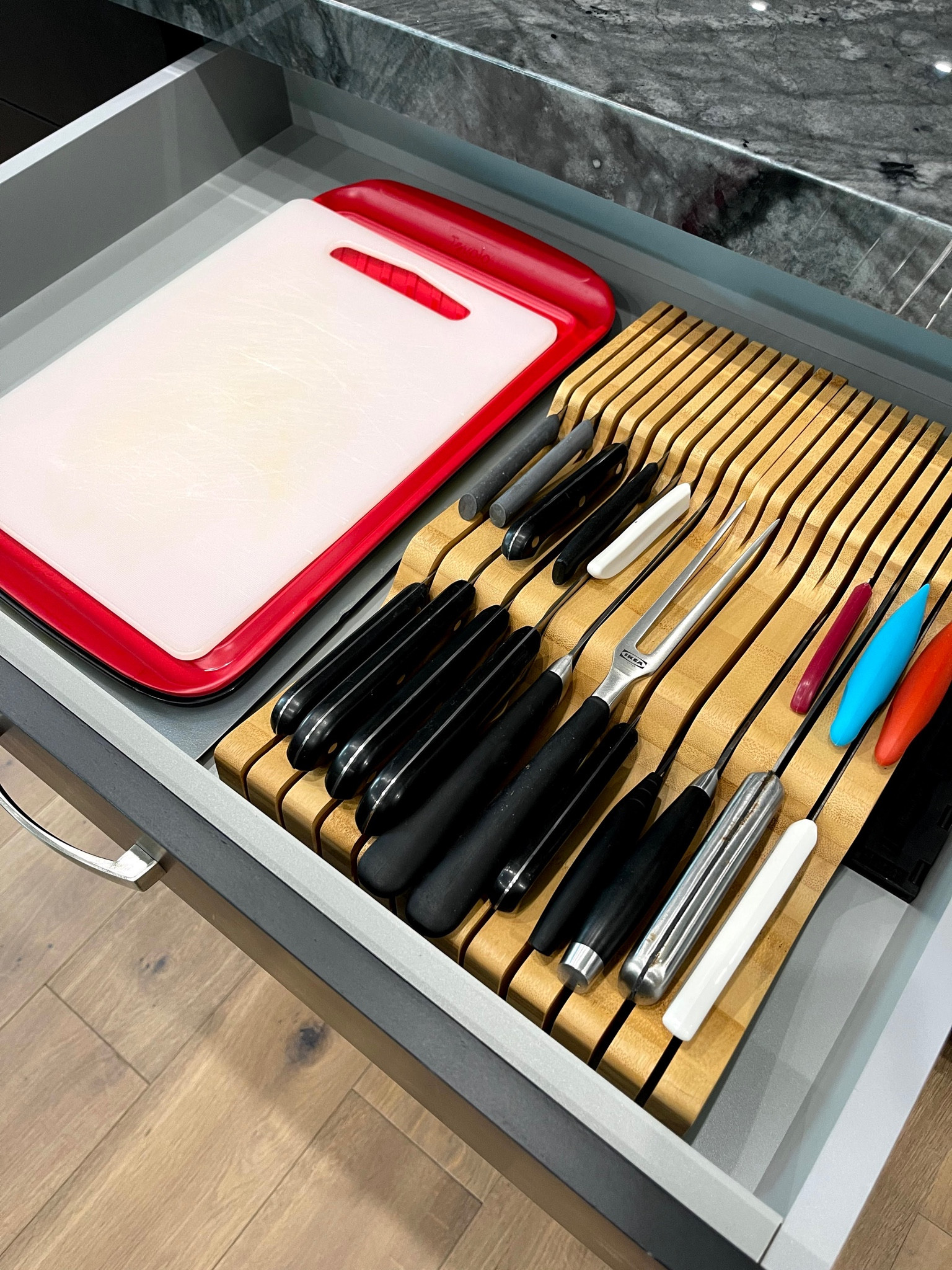 Keeping cutting boards next to the knives… who would’ve thought?! 💁🏻‍♀️ 

#home #organize #kitchen

#LTKhome