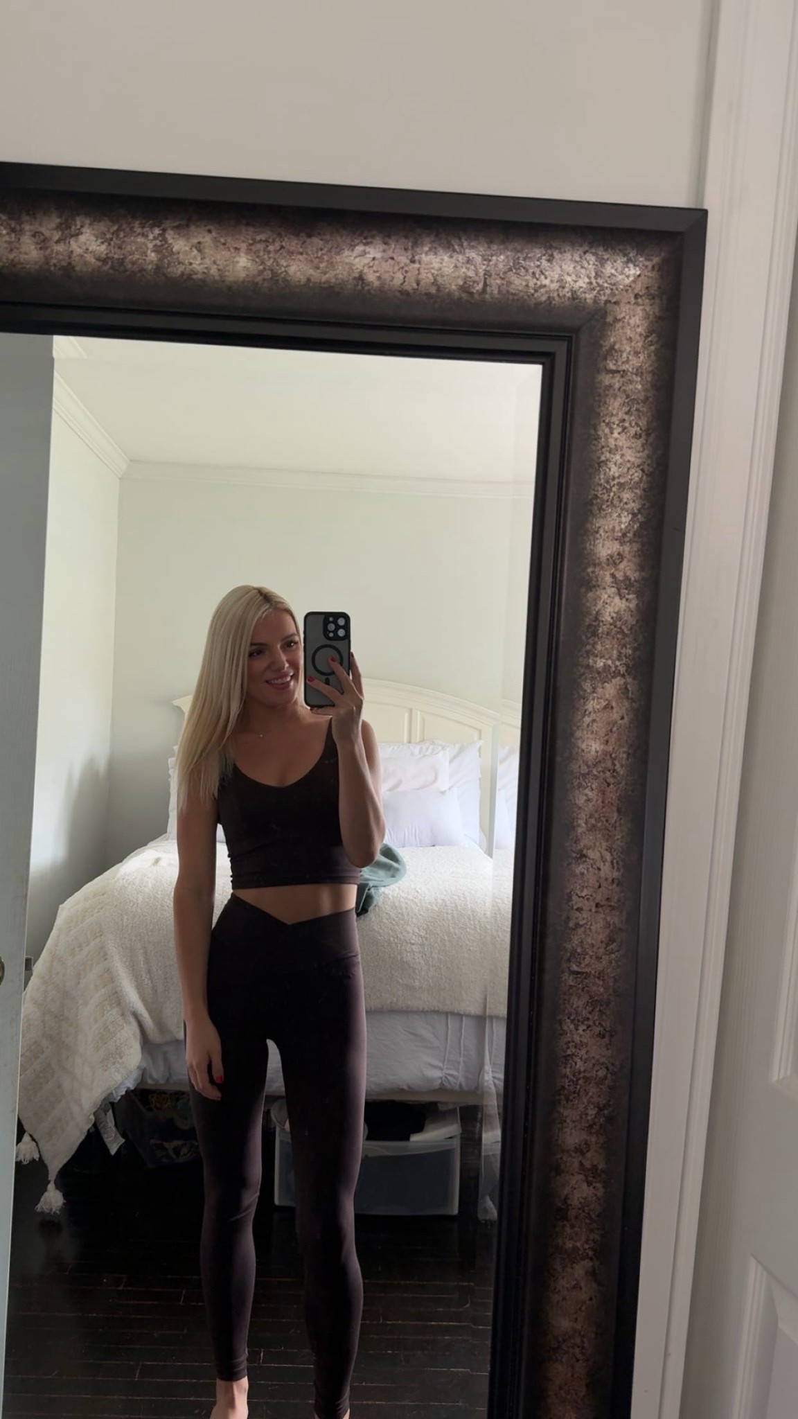 Aerie’s high-rise leggings + top = my go-to work set. Linking this comfy + flattering fit for you 🤍 