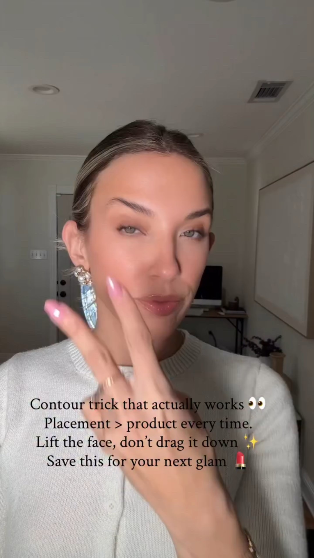 Follow me for all the contour tips & tricks #snatched 
@lysbeautyofficial stick