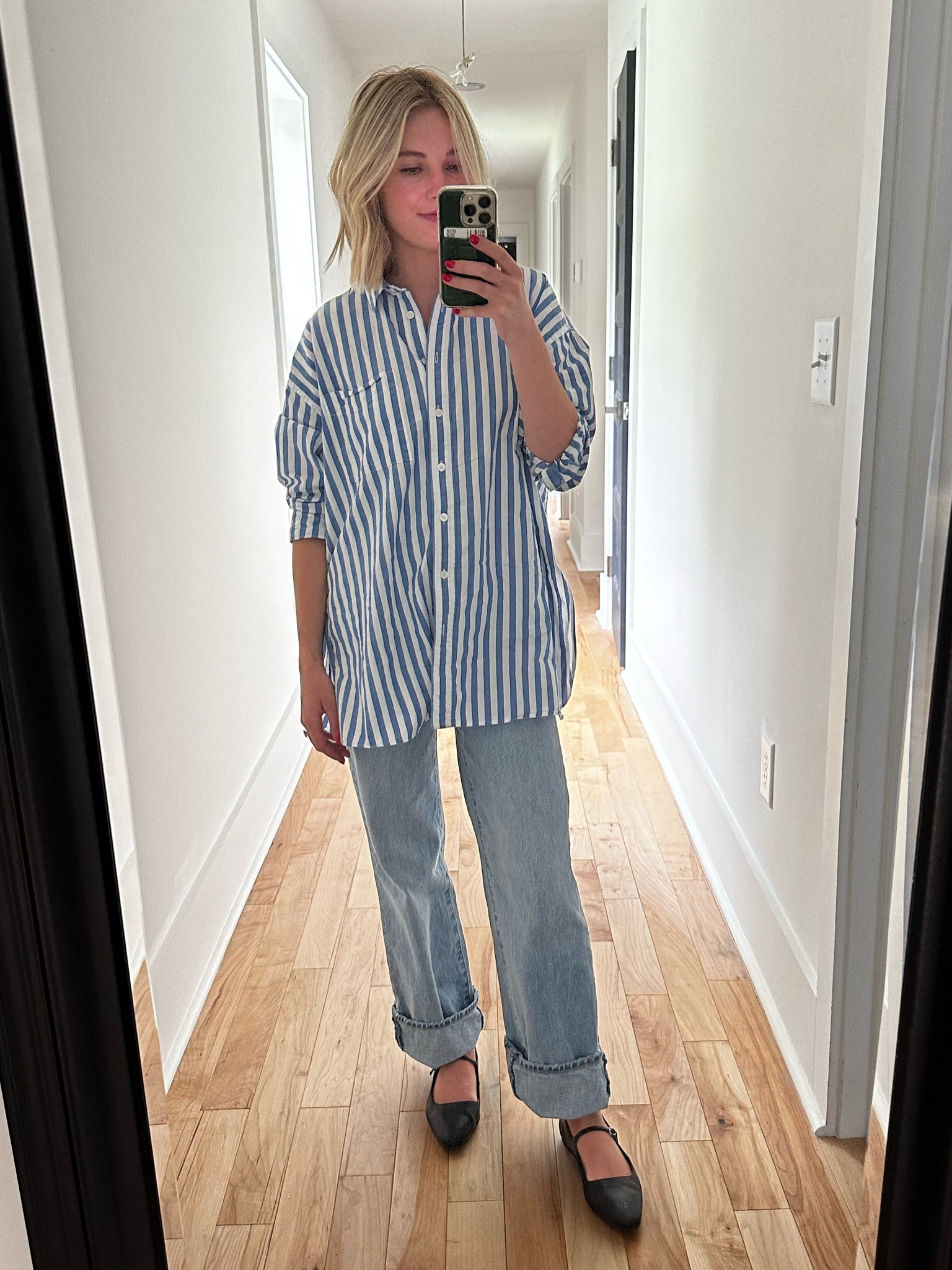 My favorite pair of jeans I own! I’m a short girl so I like to roll up one. 

#LTKStyleTip #LTKWorkwear