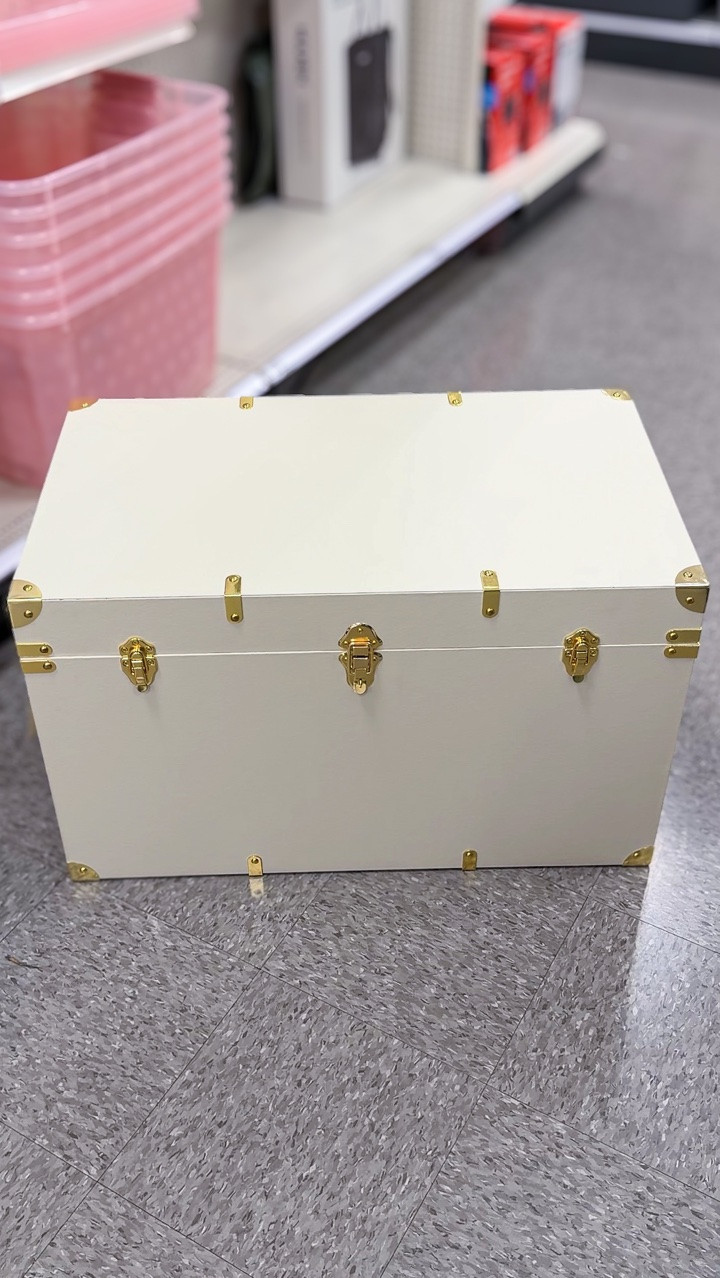 I found this lovely storage trunk on my recent #targetrun I was pleasantly surprised with the floral lining! Also, available in blue but already sold out 😱

#target #targetfinds #targetstyle #targethome