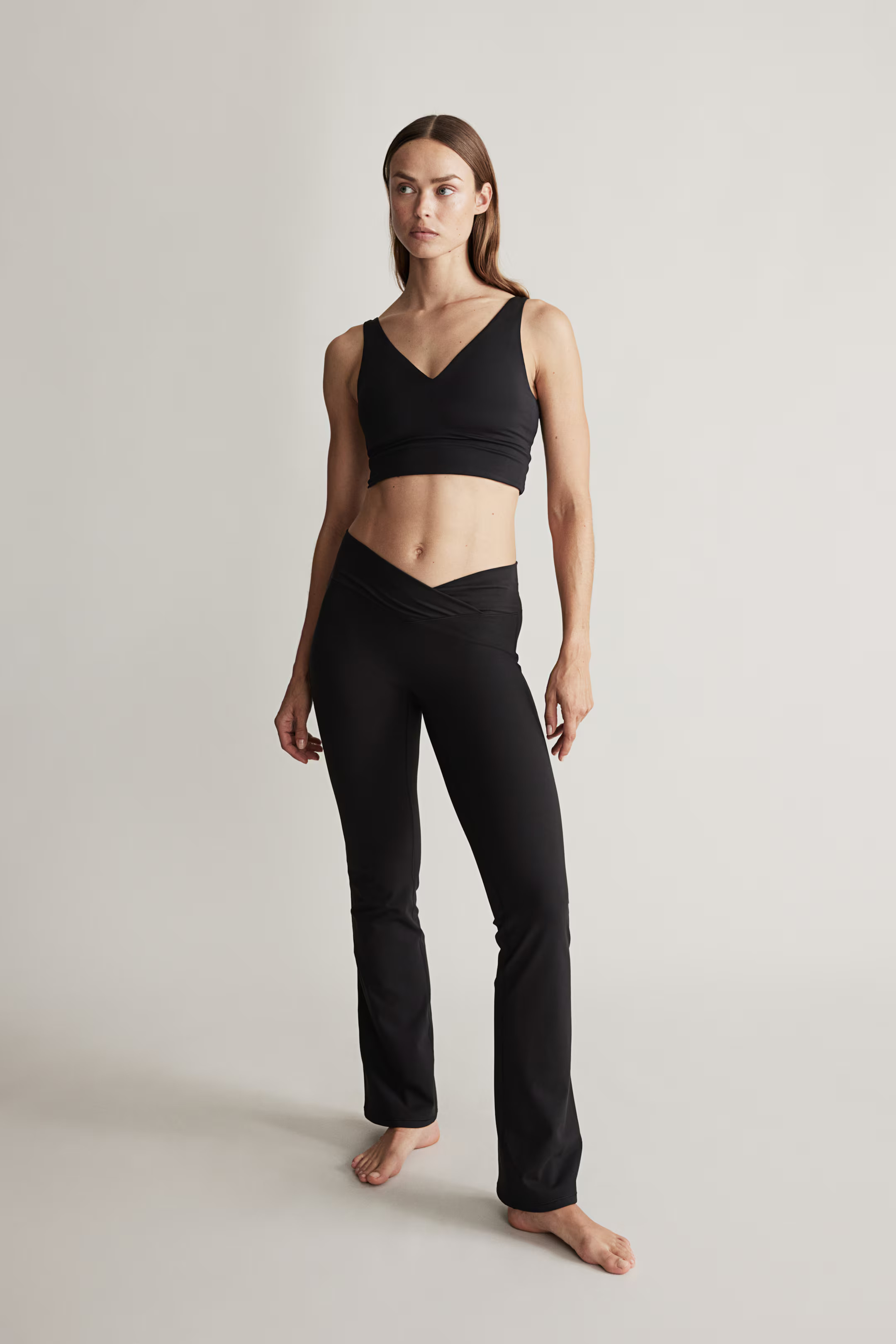 Flared sports leggings in SoftMove™ - Black - Ladies | H&M GB | H&M (UK, MY, IN, SG, PH, TW, HK)