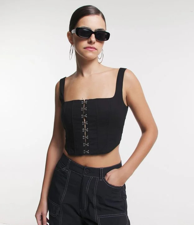 Blusa Cropped em Alfaiataria Corsetada com Colchetes Frontais Preto | Renner (BR)