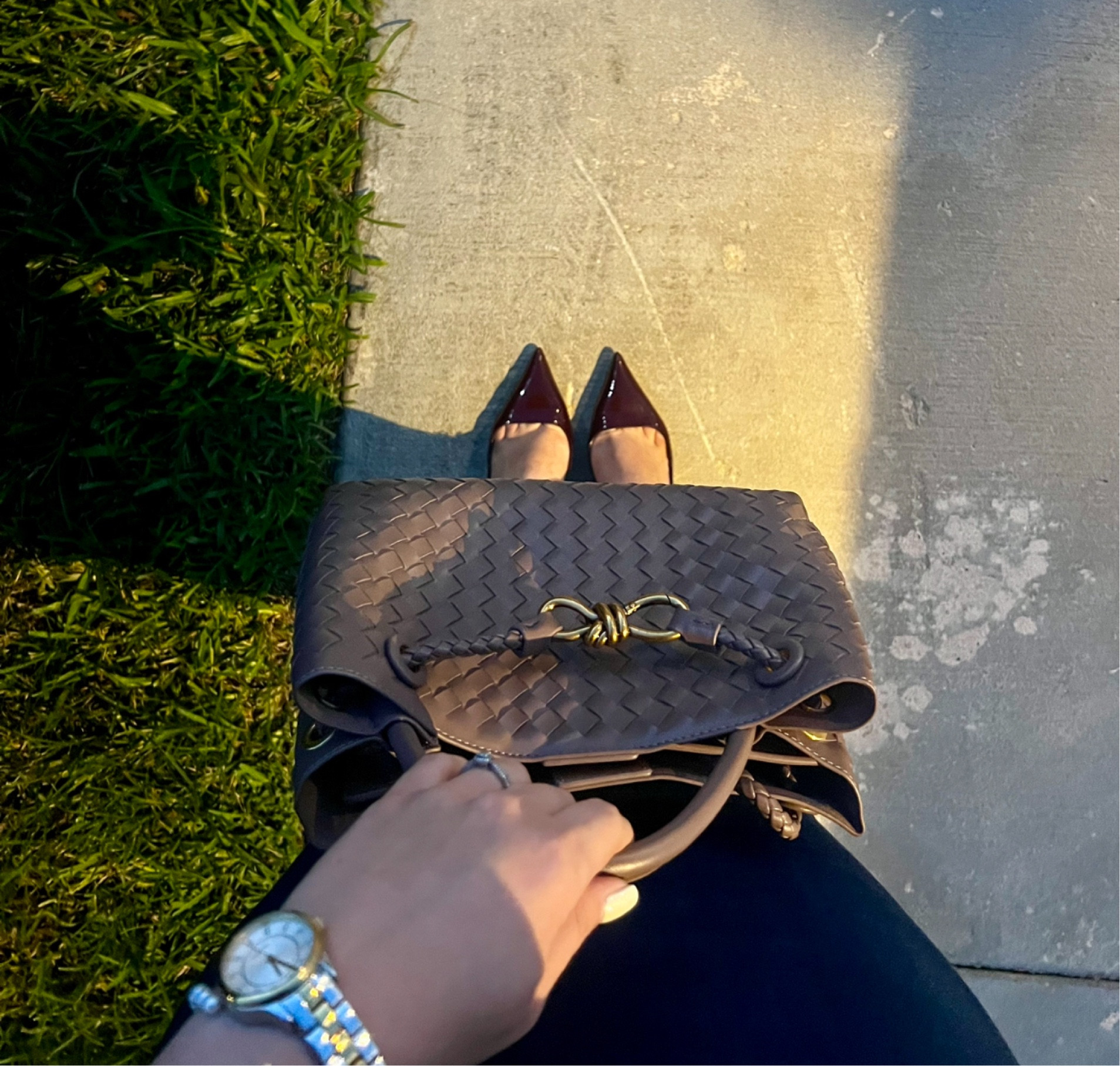 Viral pointy burgundy heels with bottega veneta bag 

#LTKSeasonal #LTKU #LTKFindsUnder100