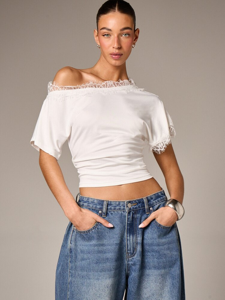 AiiRZ Camiseta Blanca De Mujer Con Hombros Asimétricos Y Adorno De Encaje, De Manga Corta, Para Un Estilo Casual Y Femenino En Primavera Y Verano | SHEIN