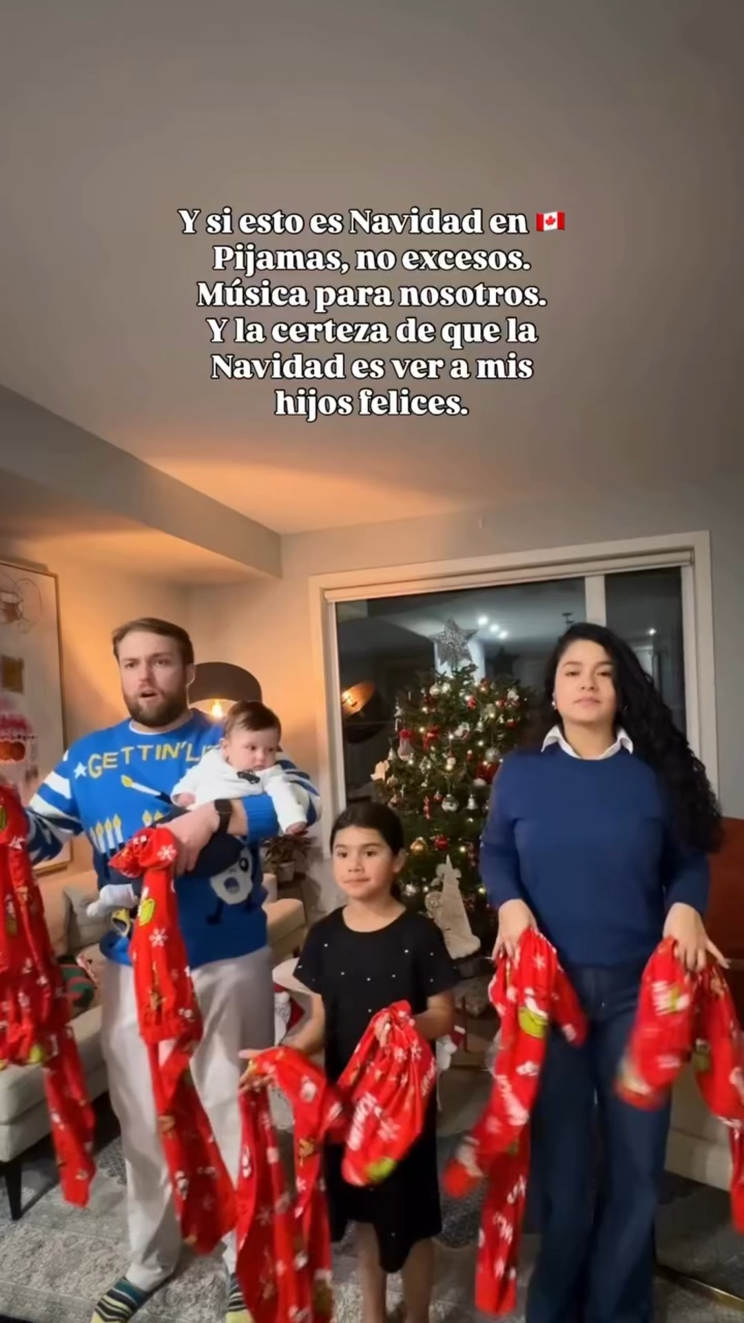 Y si esto es la Navidad en Canadá…
La música es solo para nosotros.
Todos compramos pijamas, no ropa costosa.
Sin excesos.
Y entendí que la Navidad no es lo que se compra,
es ver a mis hijos felices,
estar juntos y en paz,
aunque sea en un país que no me vio nacer,
pero que hoy también llamo hogar. #christmas #colombiana #latina #canadian