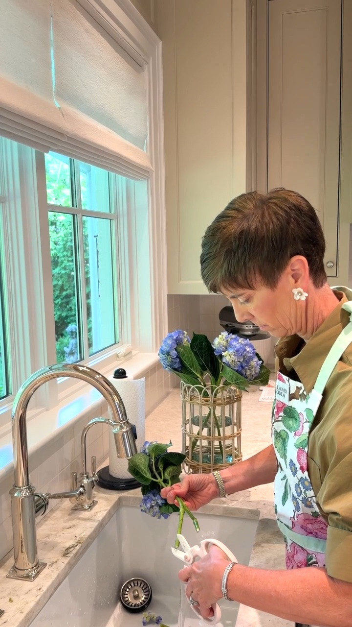 My mother hosted a ladies luncheon last week! Before the actual day we prepped with baking strawberry bread and making flower arrangements! Linking a few of the items below! 🍓