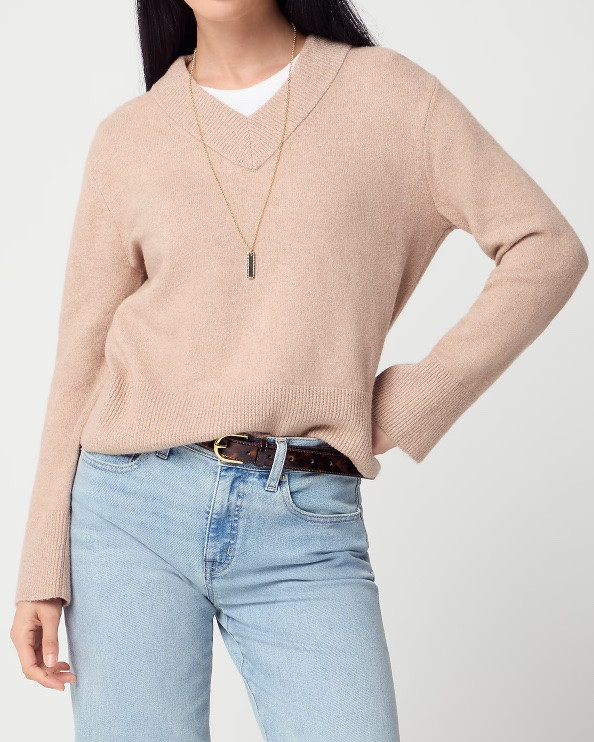 Beige v neck sweater

#LTKSeasonal #LTKSaleAlert